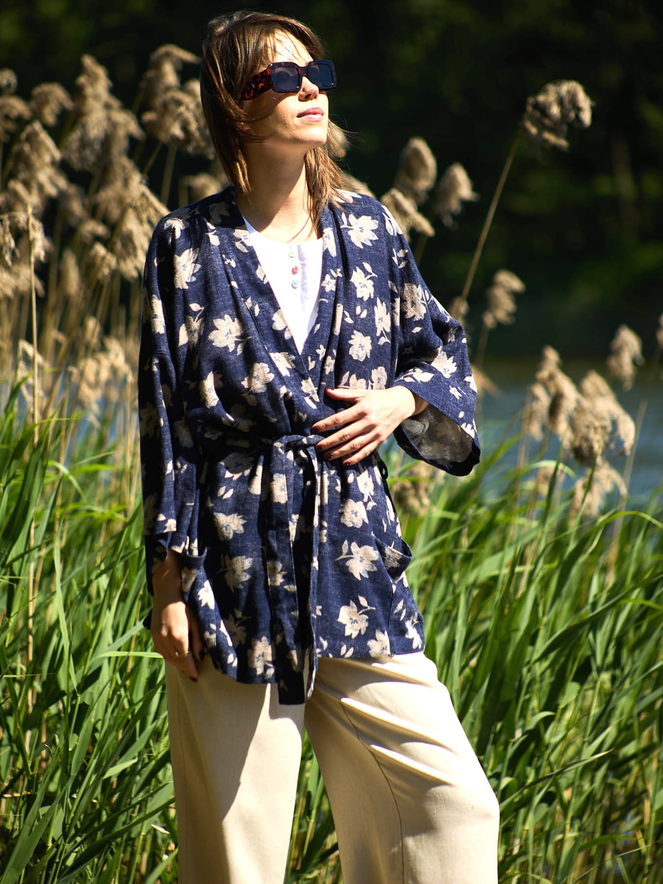 Lniane Kimono z Beżowymi Kwiatami na Granacie - Wielofunkcyjna Elegancja