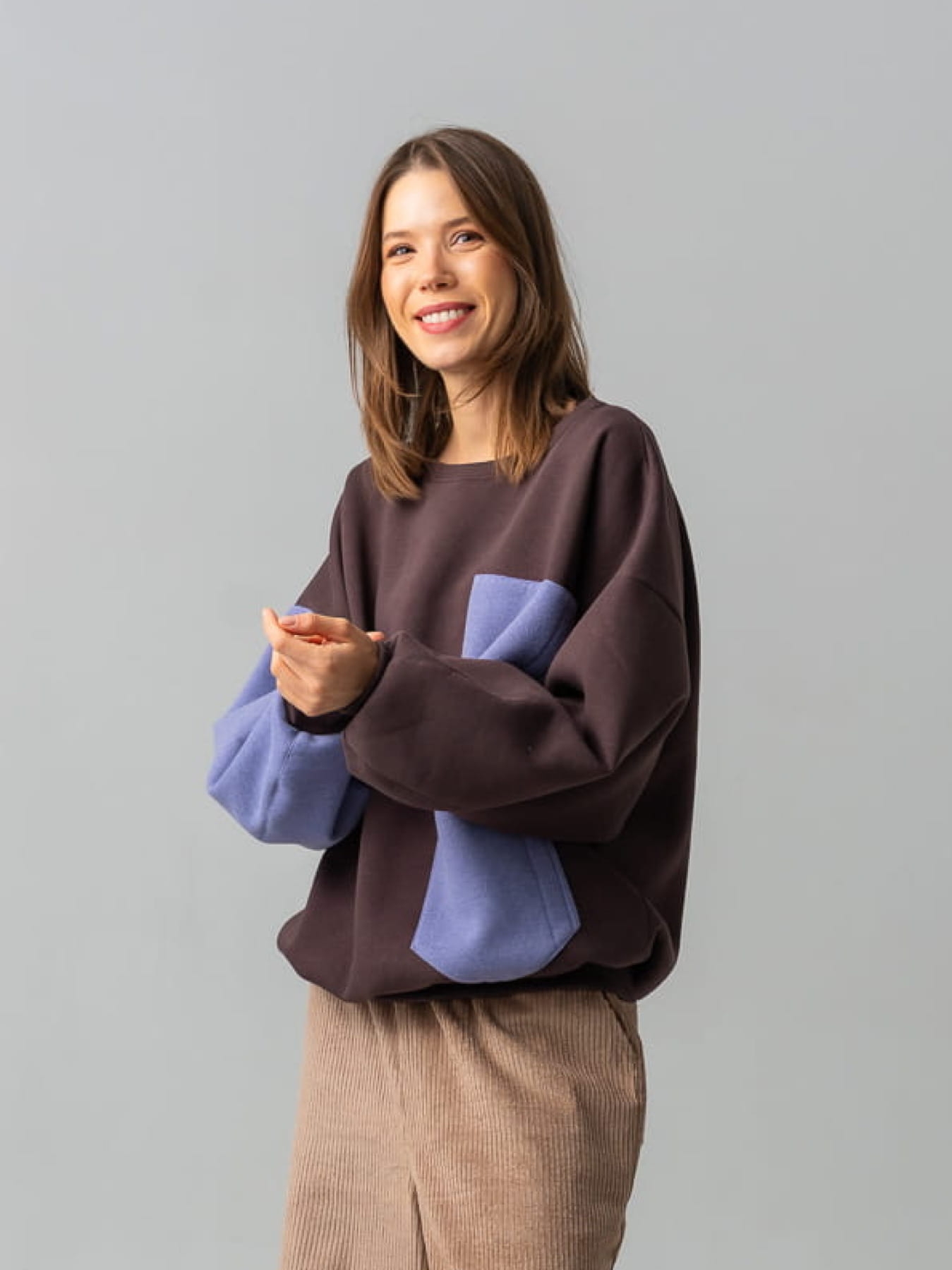 Bluza COCO LAVENDER od Pracowni Fio, oversize’owy fason z kontrastową kieszenią i rękawami, z dzianiny bawełnianej z certyfikatem OEKO-TEX®.