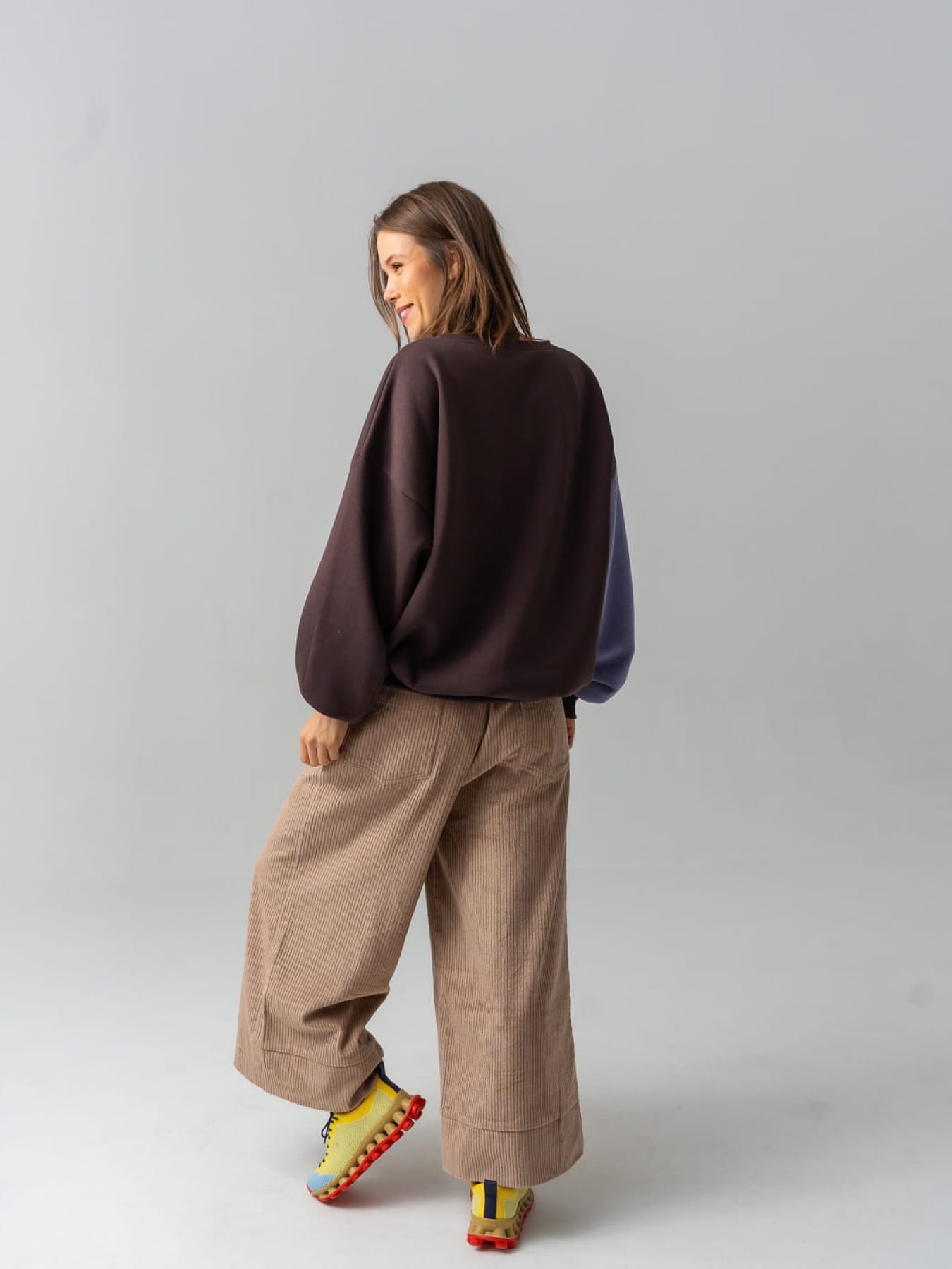 Bluza COCO LAVENDER od Pracowni Fio, oversize’owy fason z kontrastową kieszenią i rękawami, z dzianiny bawełnianej z certyfikatem OEKO-TEX®.