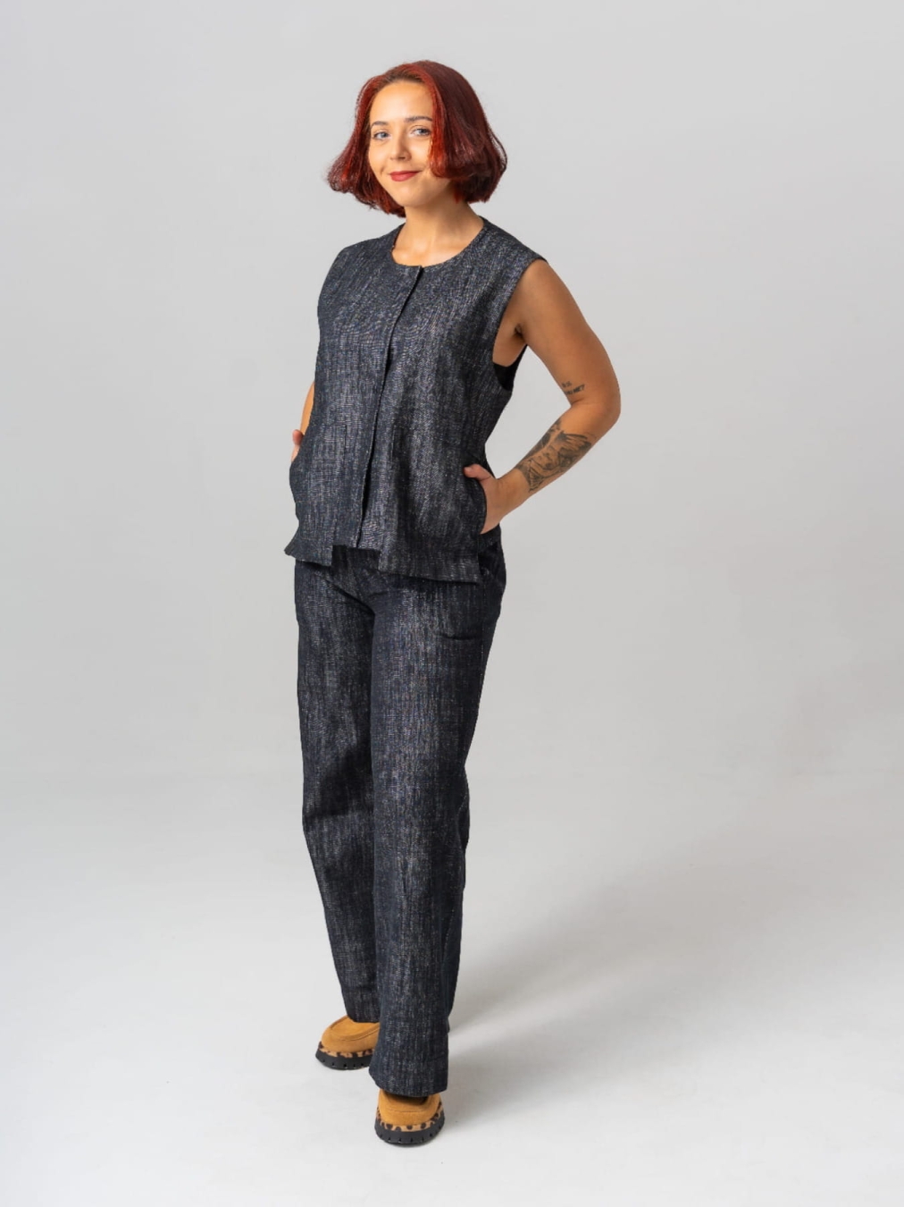 Spodnie Marlena z ciemnej tkaniny o szerokich nogawkach, elegancki luźny krój, autorska kolekcja Pracownia Fio.