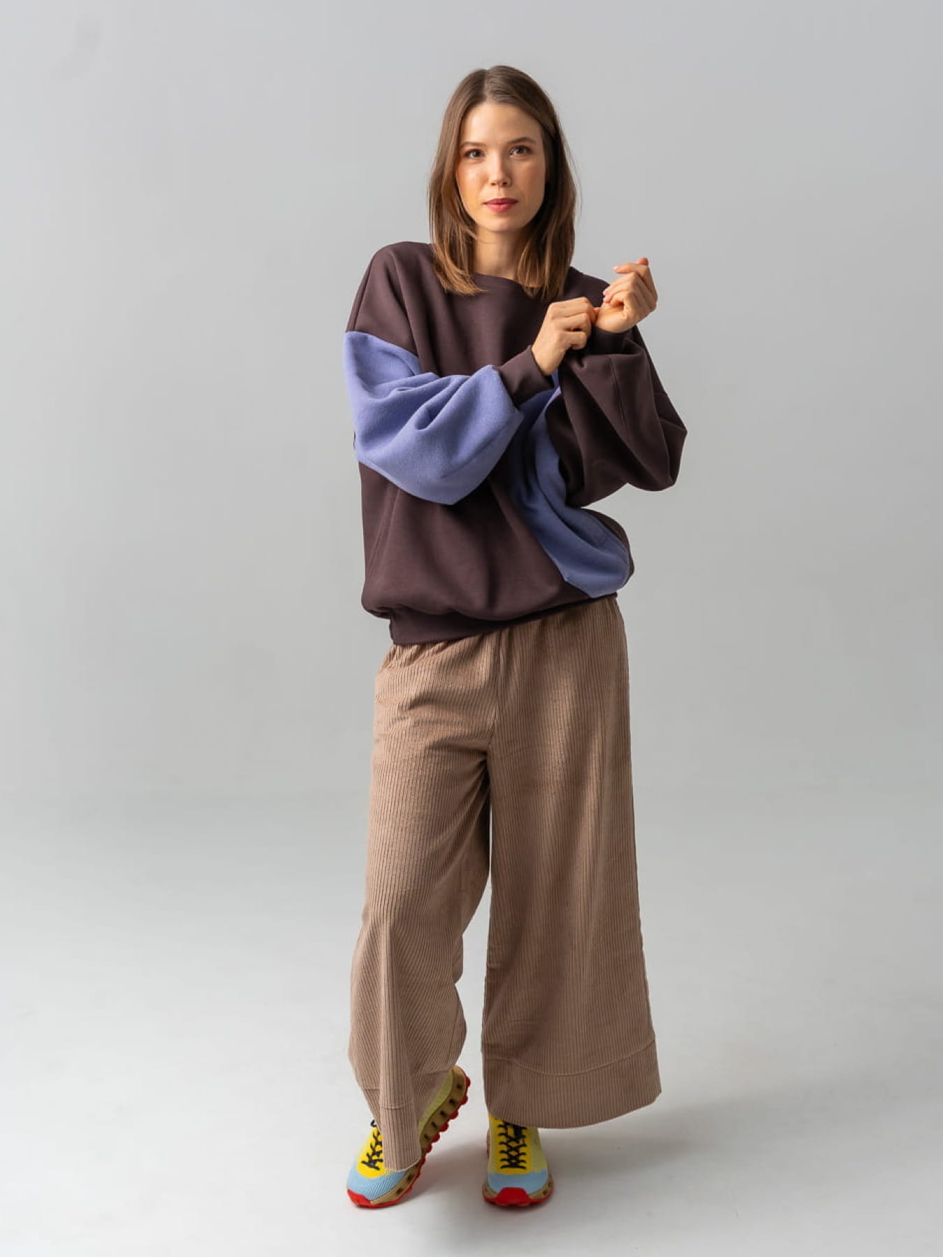 Bluza COCO LAVENDER od Pracowni Fio, oversize’owy fason z kontrastową kieszenią i rękawami, z dzianiny bawełnianej z certyfikatem OEKO-TEX®.