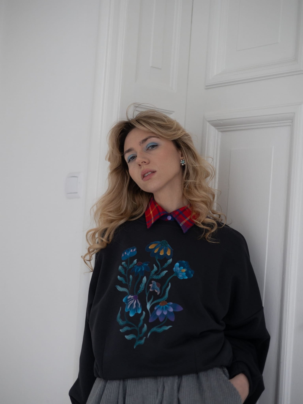 BLUZA BLOOM DARK GREY – antracytowa bluza oversize z autorskim kwiatowym nadrukiem