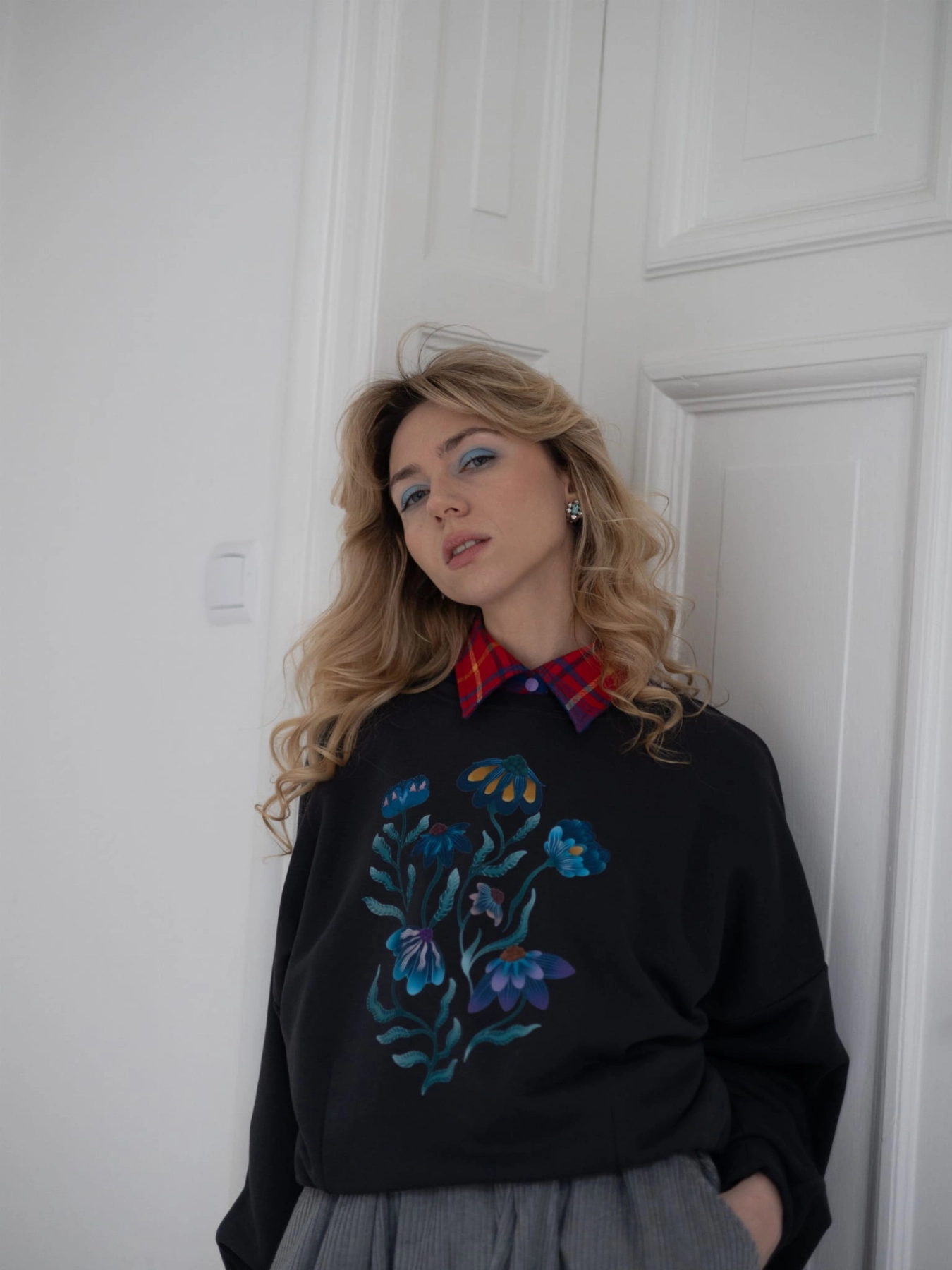 BLUZA BLOOM DARK GREY – antracytowa bluza oversize z autorskim kwiatowym nadrukiem