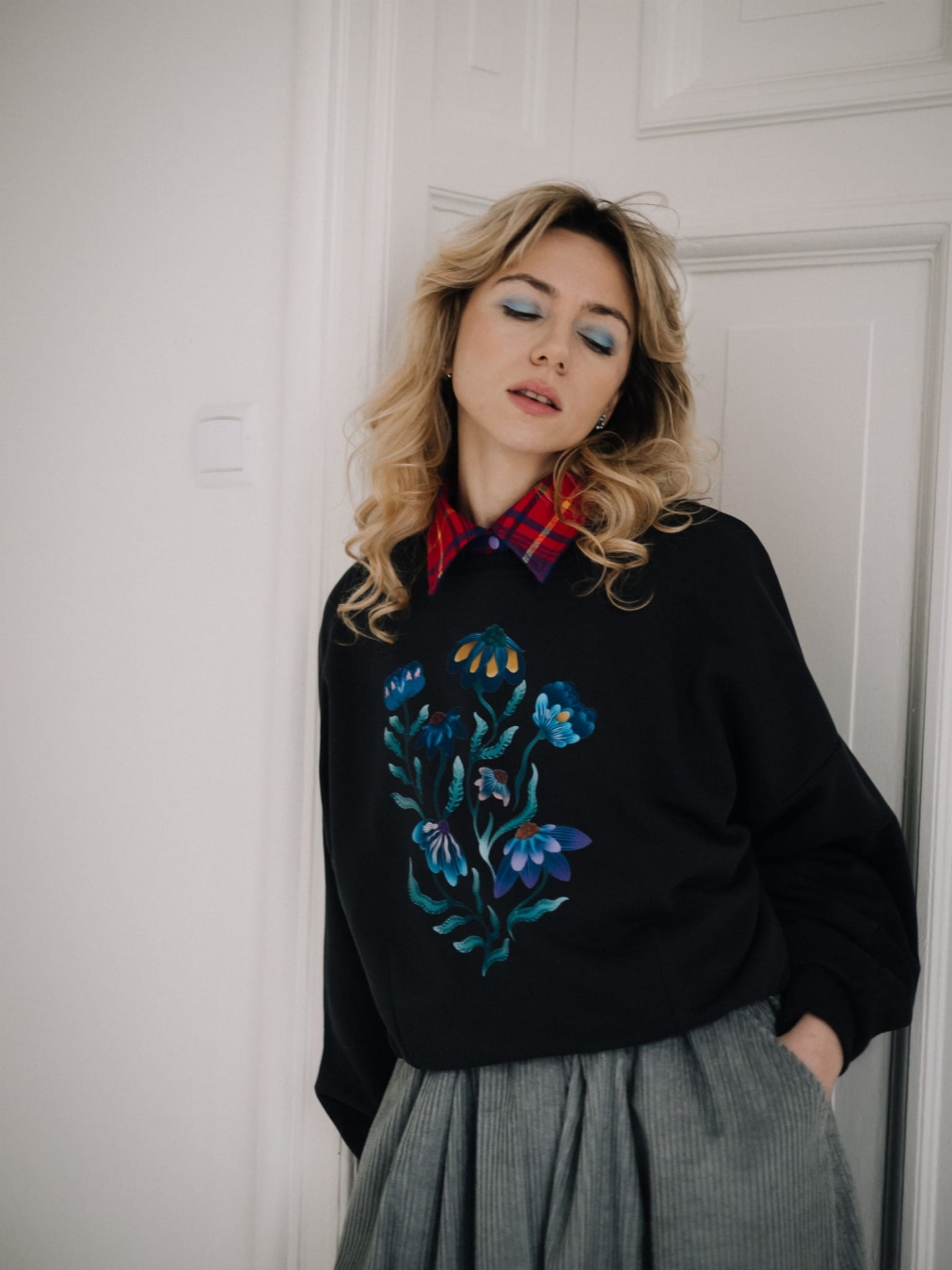 BLUZA BLOOM DARK GREY – antracytowa bluza oversize z autorskim kwiatowym nadrukiem