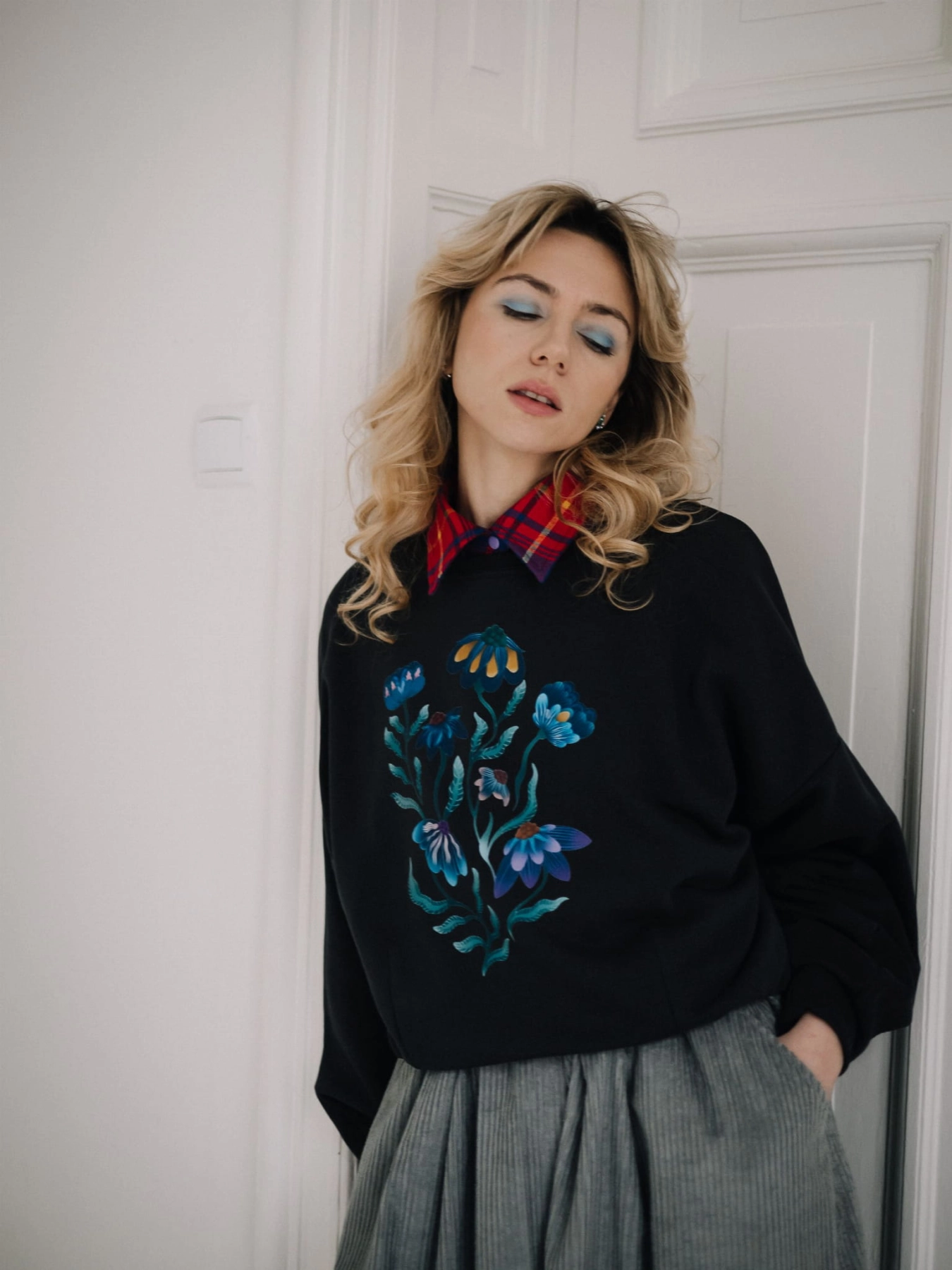 BLUZA BLOOM DARK GREY – antracytowa bluza oversize z autorskim kwiatowym nadrukiem