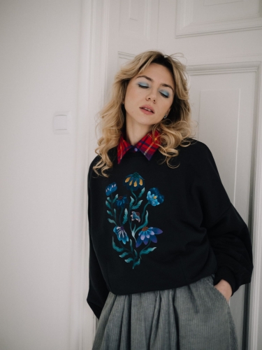 BLUZA BLOOM DARK GREY – antracytowa bluza oversize z autorskim kwiatowym nadrukiem