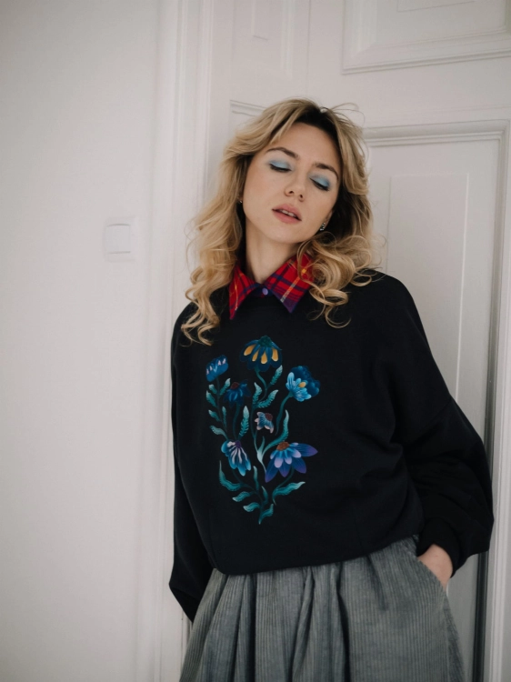 BLUZA BLOOM DARK GREY – antracytowa bluza oversize z autorskim kwiatowym nadrukiem