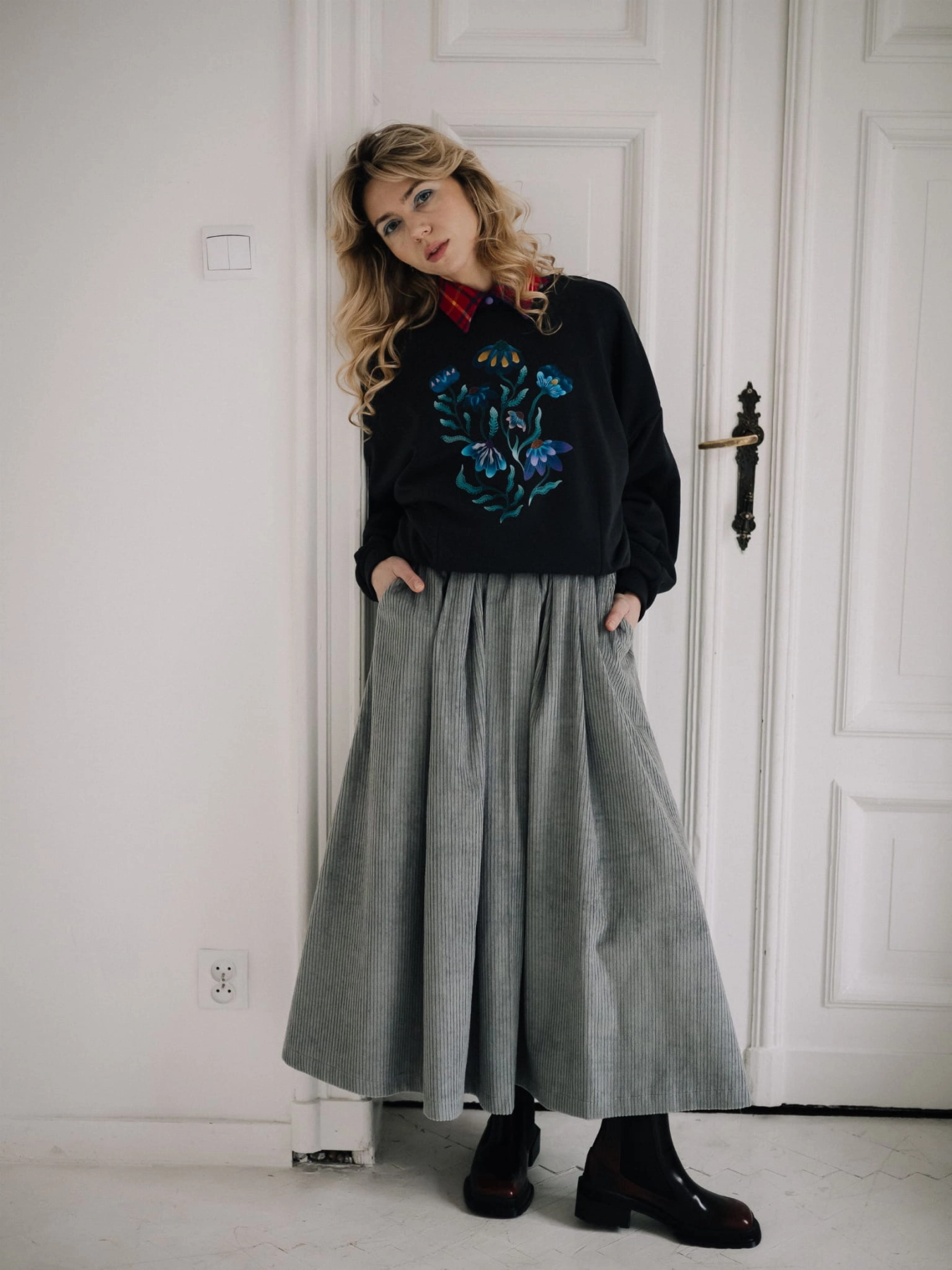 BLUZA BLOOM DARK GREY – antracytowa bluza oversize z autorskim kwiatowym nadrukiem