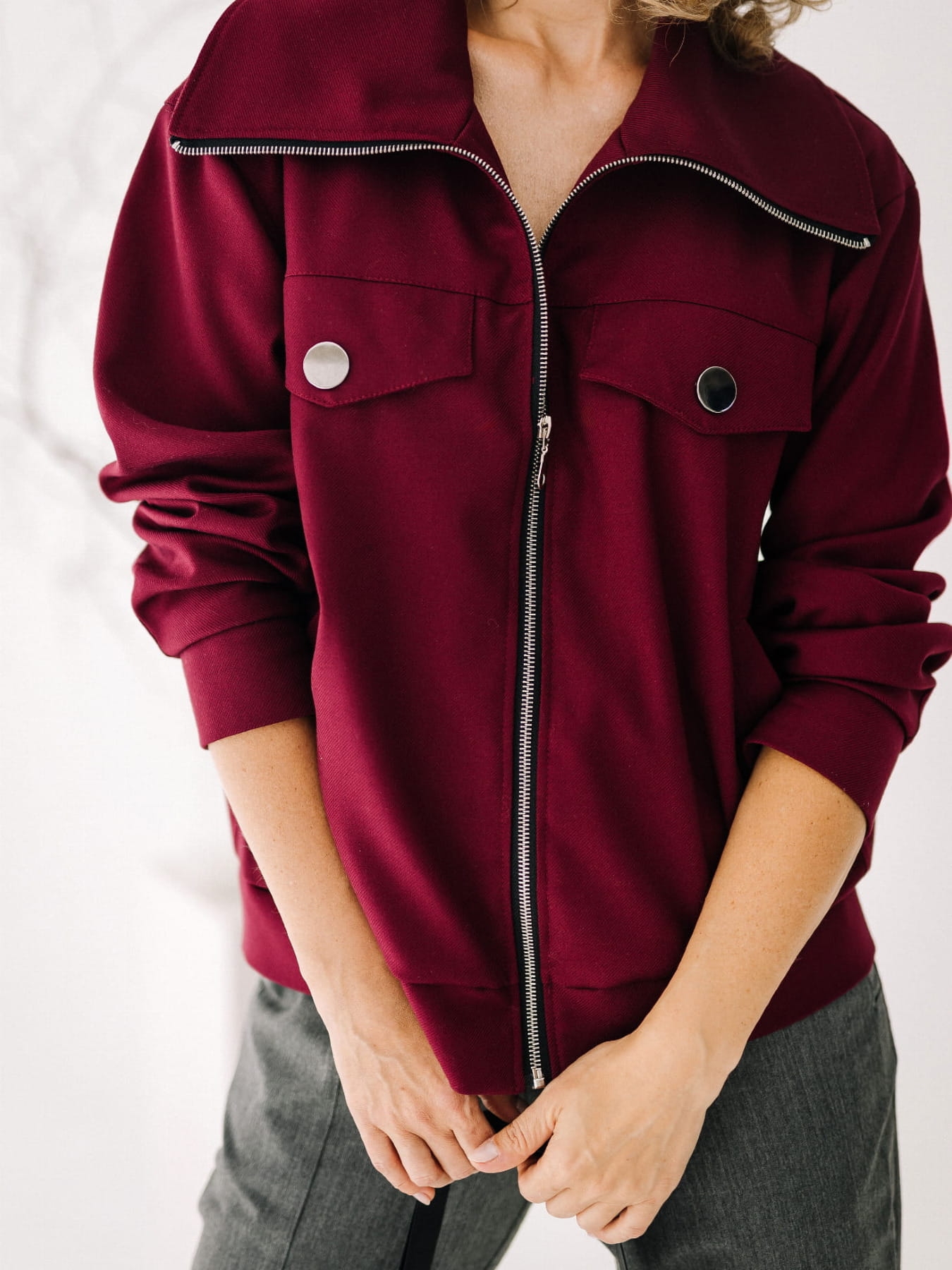 Kurtka Aura z ozdobnymi patkami i srebrnymi guzikami – Pracownia Fio