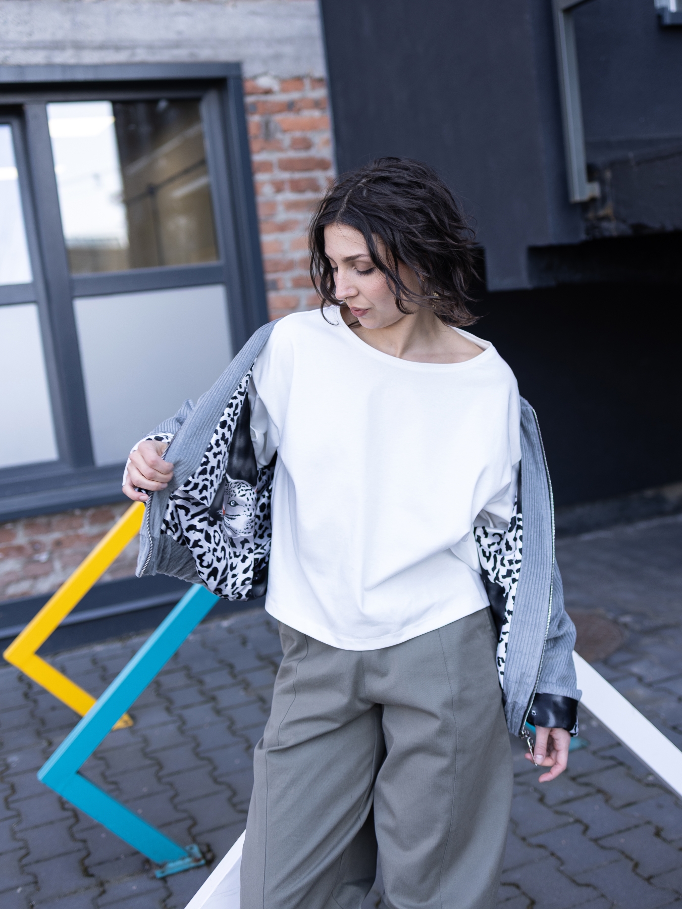 Jasnoszara kurtka bomber Livia z bawełnianego sztruksu, zapinana na suwak, z kontrastową wzorzystą podszewką.