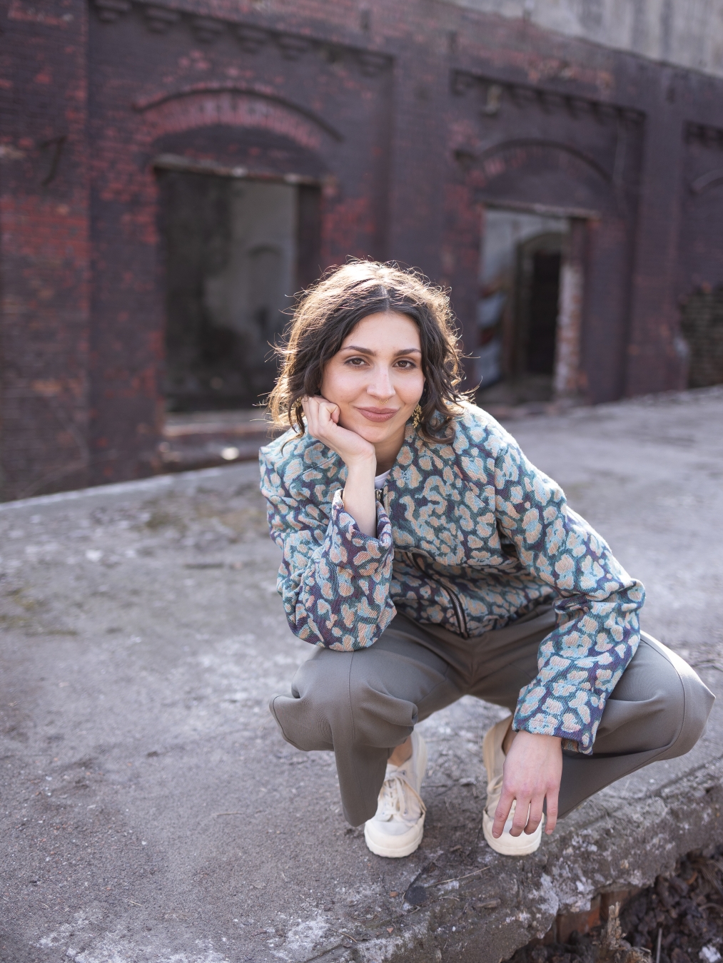 Żakardowa kurtka bomber Bianca zapinana na suwak, we wzór w odcieniach błękitu, beżu i szarości.