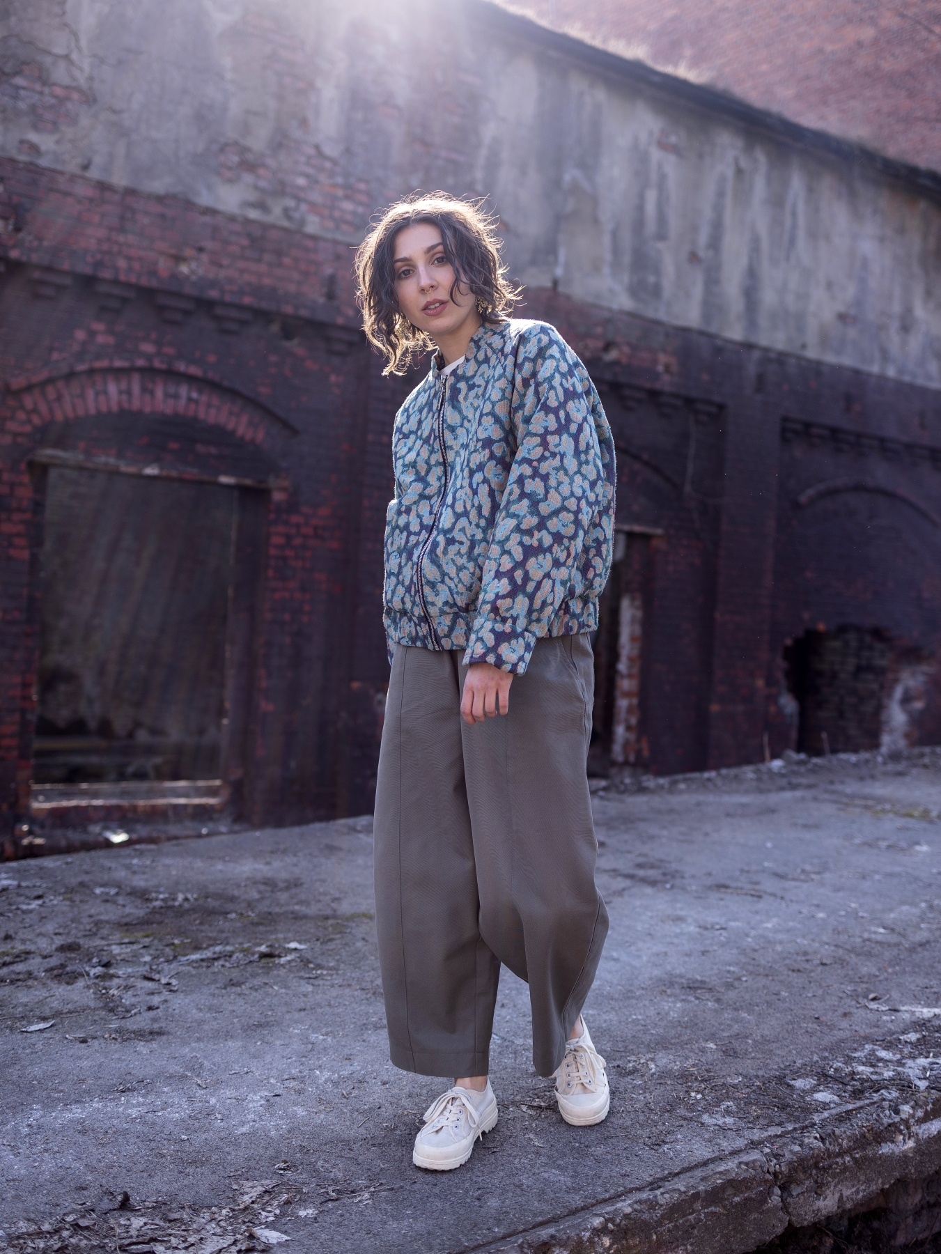 Żakardowa kurtka bomber Bianca zapinana na suwak, we wzór w odcieniach błękitu, beżu i szarości.