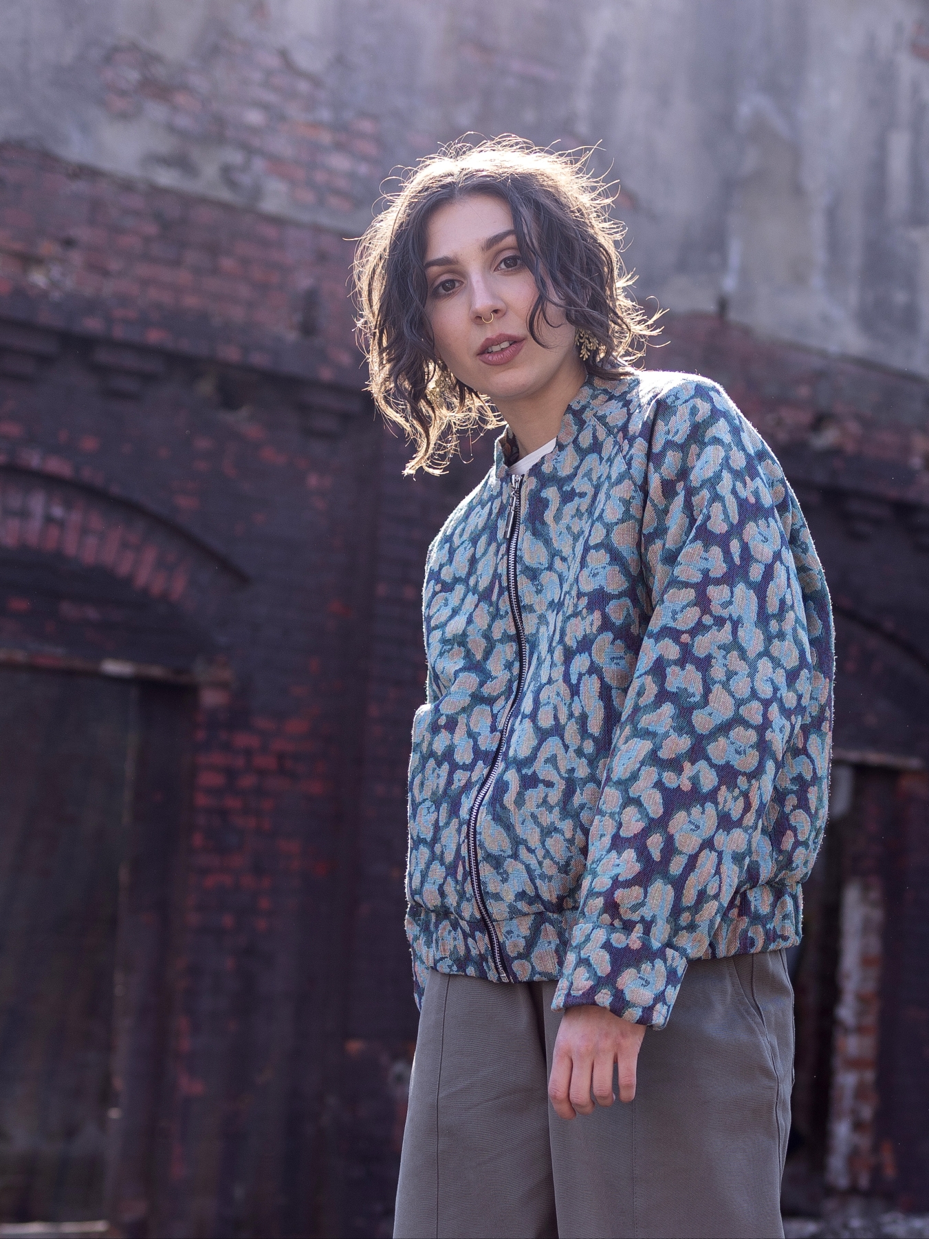 Żakardowa kurtka bomber Bianca zapinana na suwak, we wzór w odcieniach błękitu, beżu i szarości.