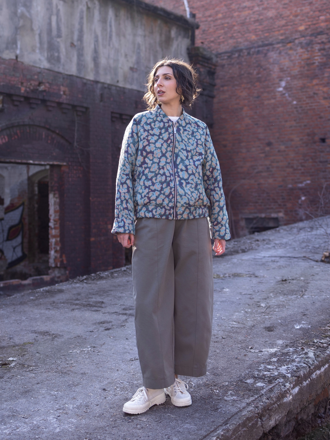 Żakardowa kurtka bomber Bianca zapinana na suwak, we wzór w odcieniach błękitu, beżu i szarości.