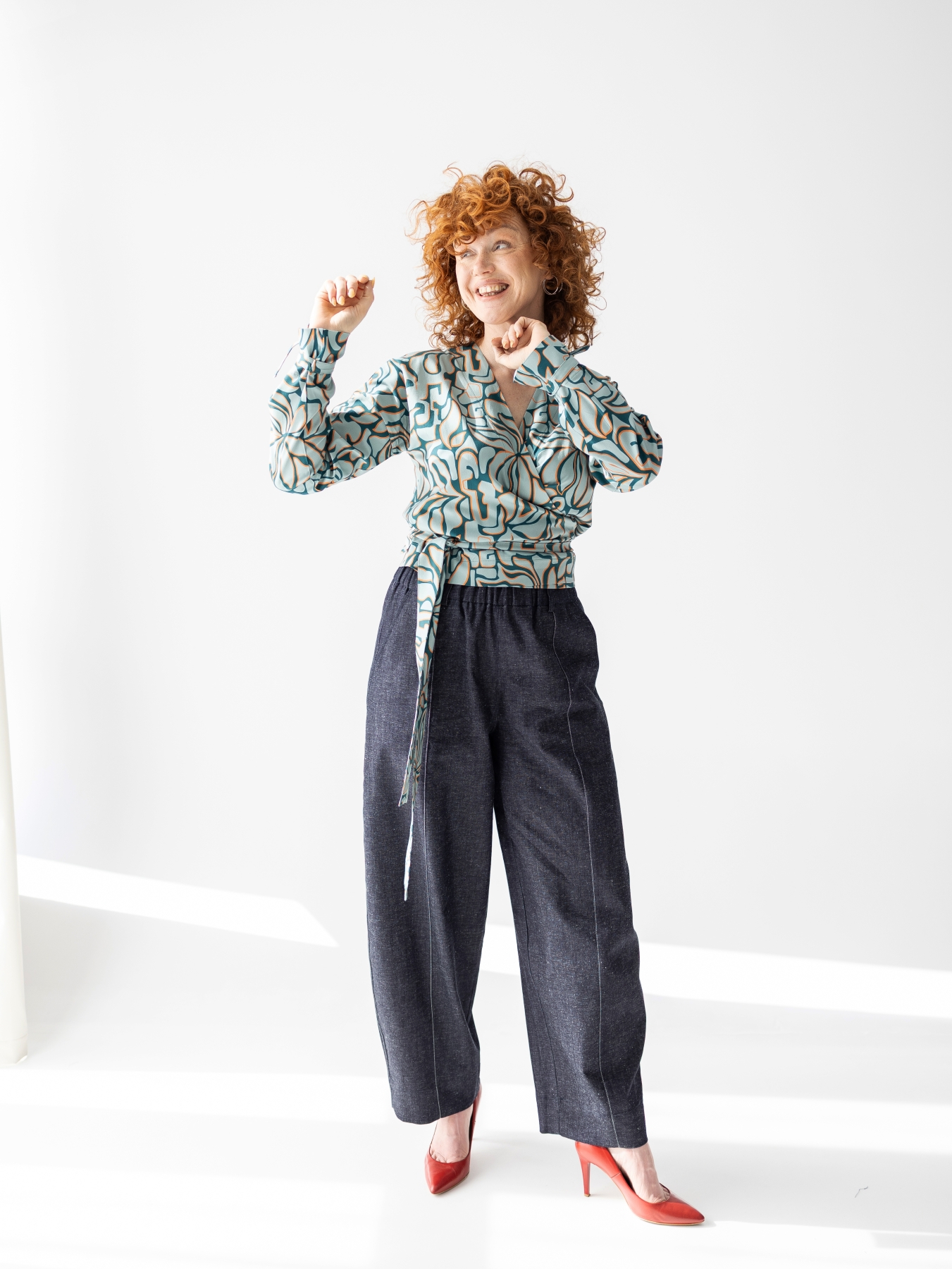 Wzorzysta bluzka Serena o kopertowym kroju z wiązaniem w talii, wykonana z wiskozowej tkaniny.