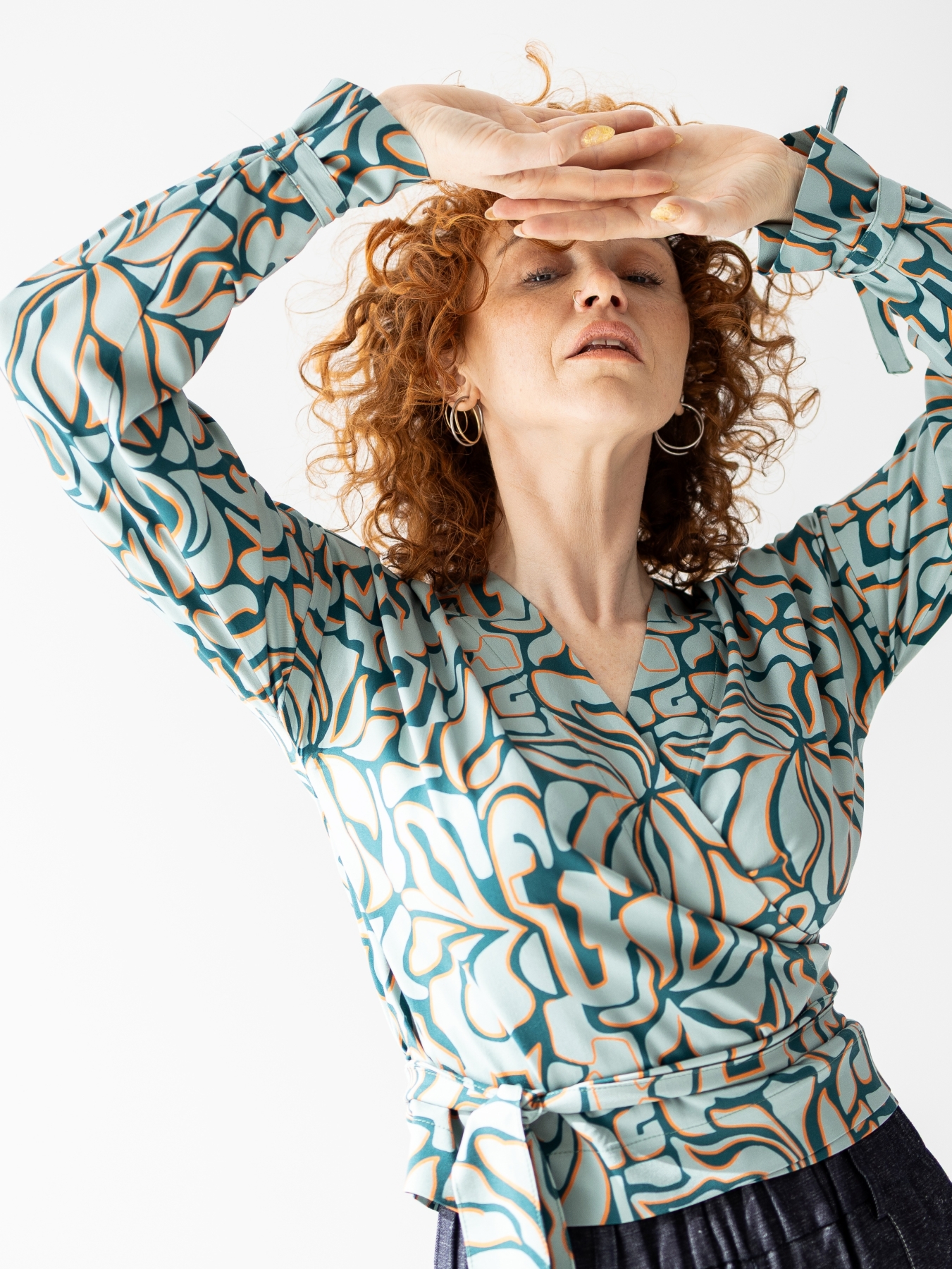 Wzorzysta bluzka Serena o kopertowym kroju z wiązaniem w talii, wykonana z wiskozowej tkaniny.