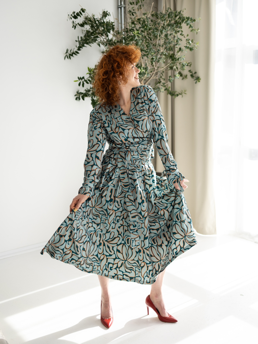 Wzorzysta bluzka Serena o kopertowym kroju z wiązaniem w talii, wykonana z wiskozowej tkaniny