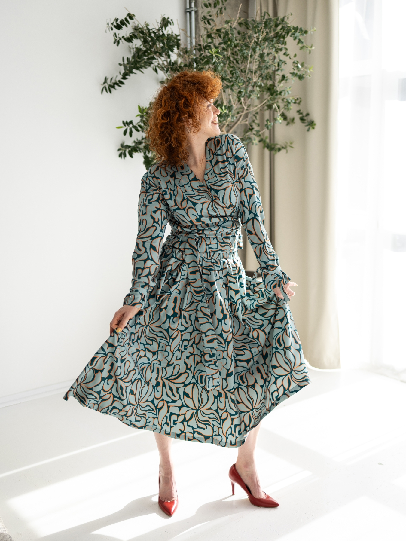 Wzorzysta bluzka Serena o kopertowym kroju z wiązaniem w talii, wykonana z wiskozowej tkaniny