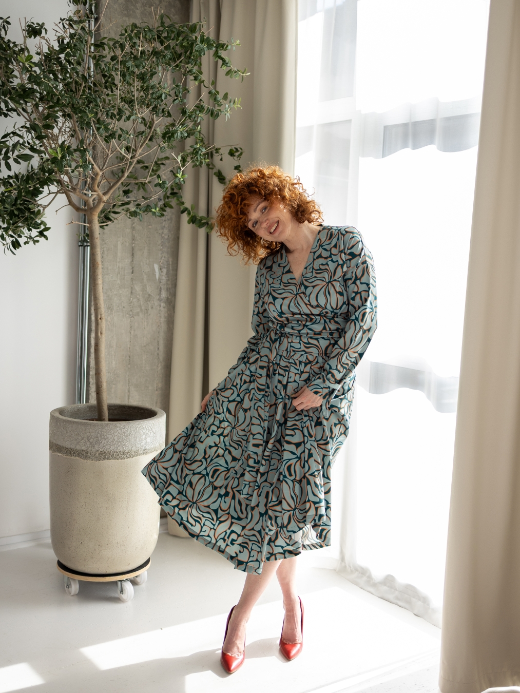 Wzorzysta bluzka Serena o kopertowym kroju z wiązaniem w talii, wykonana z wiskozowej tkaniny