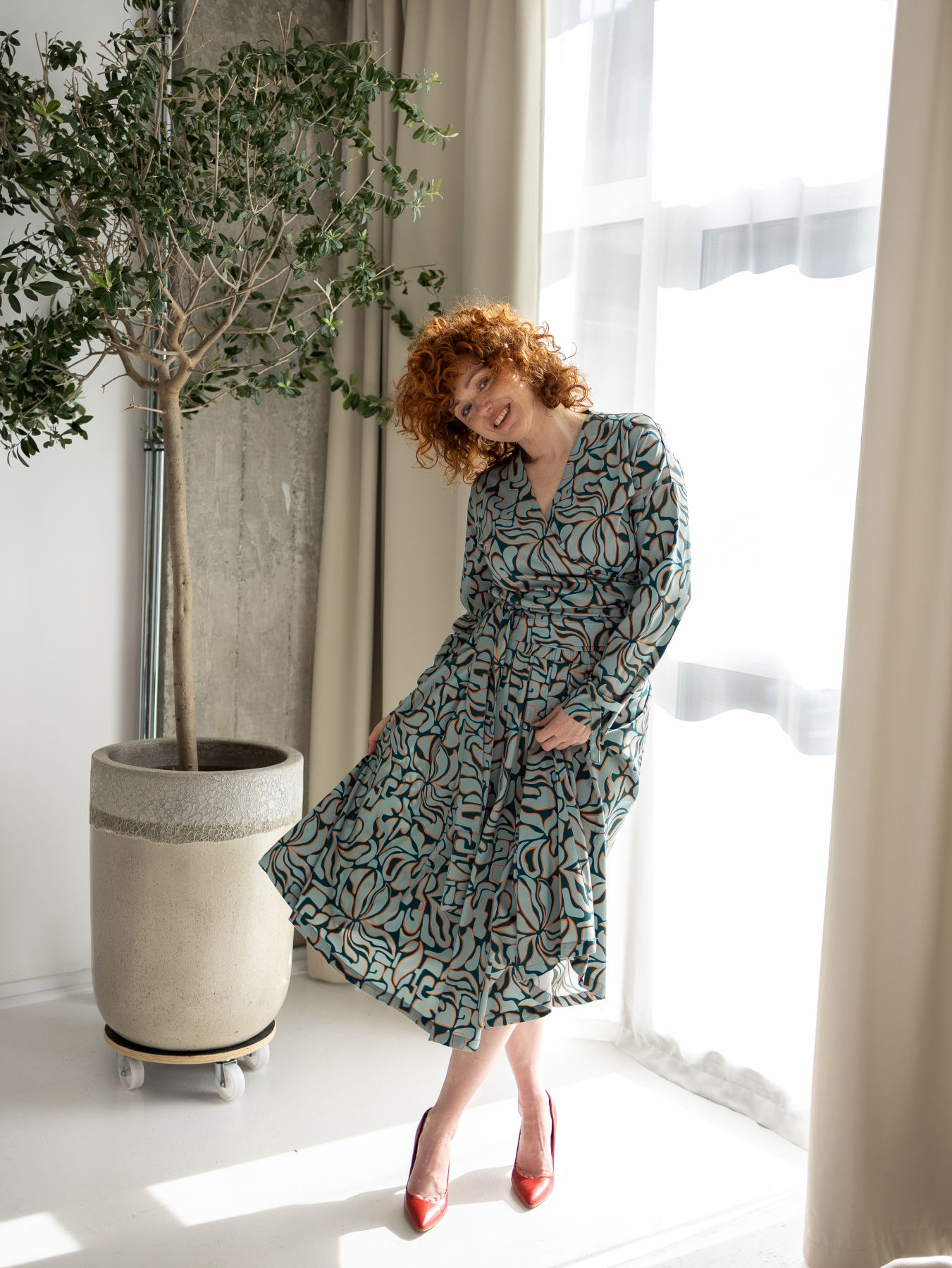 Wzorzysta bluzka Serena o kopertowym kroju z wiązaniem w talii, wykonana z wiskozowej tkaniny