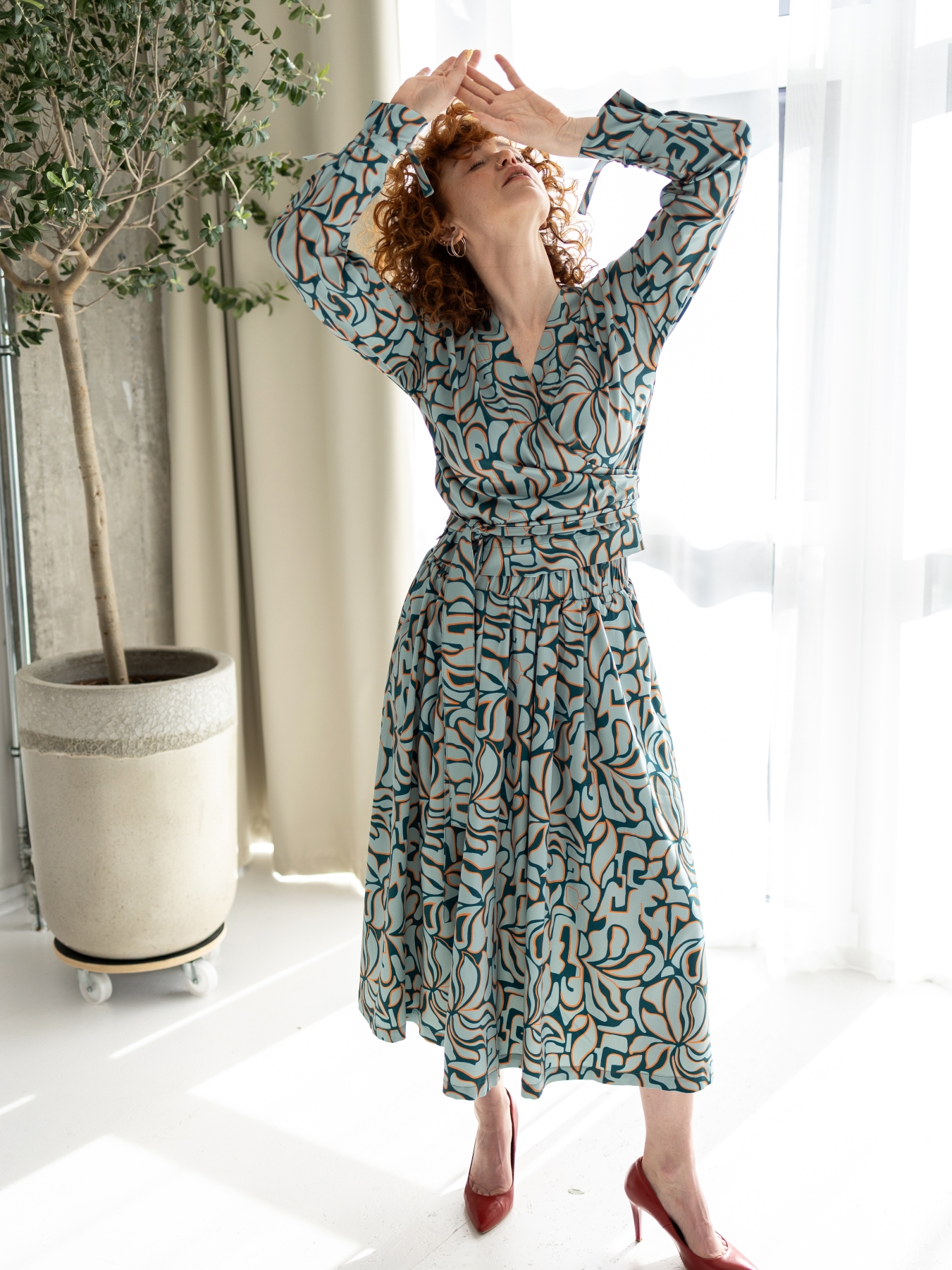 Wzorzysta bluzka Serena o kopertowym kroju z wiązaniem w talii, wykonana z wiskozowej tkaniny