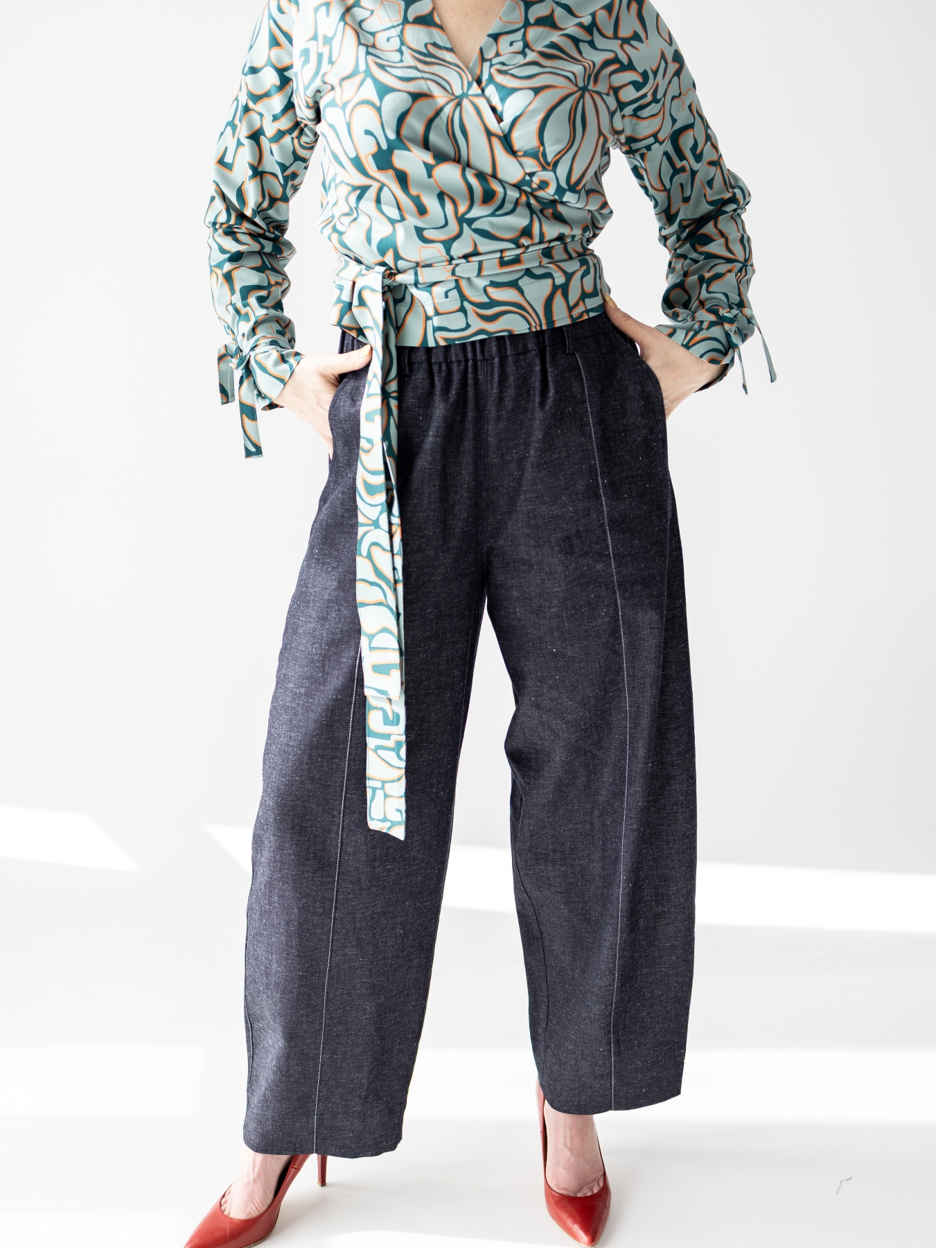 Granatowe spodnie Serena typu balloon z denimu, z kieszeniami i kontrastowym wykończeniem białą nicią.