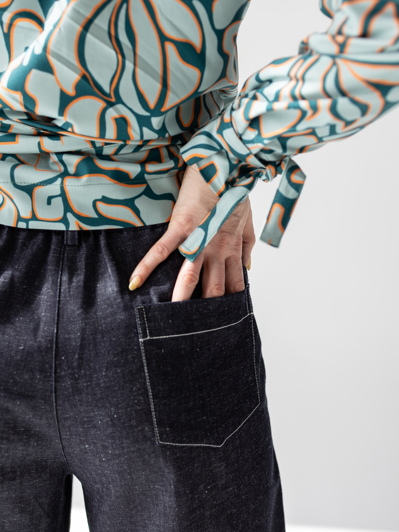 Granatowe spodnie Serena typu balloon z denimu, z kieszeniami i kontrastowym wykończeniem białą nicią.