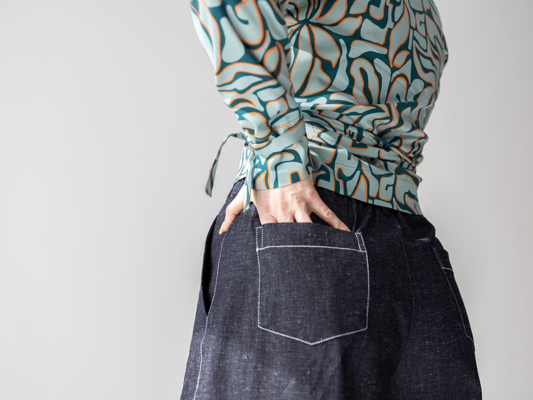 Granatowe spodnie Serena typu balloon z denimu, z kieszeniami i kontrastowym wykończeniem białą nicią.