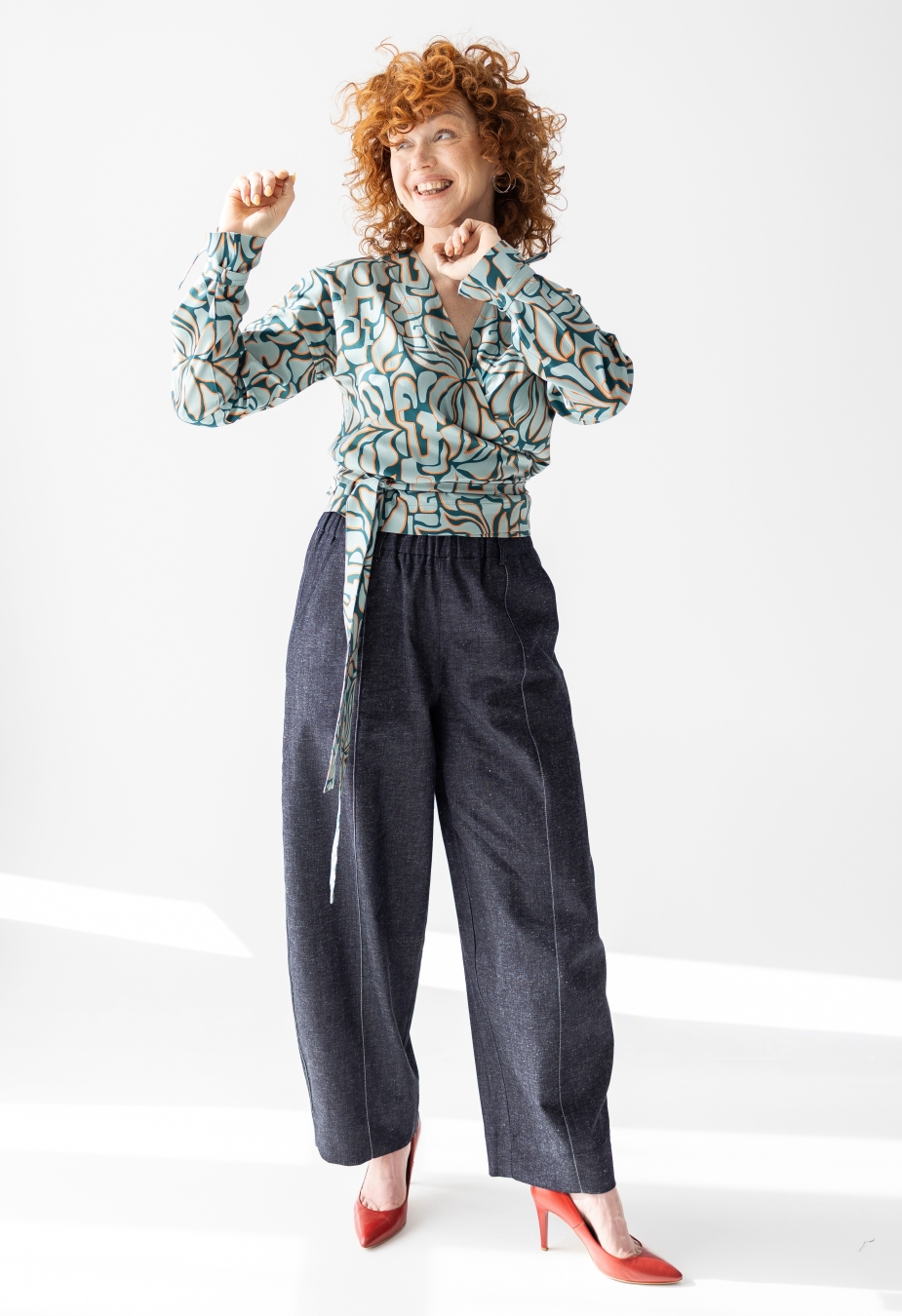 Spodnie Serena z granatowego denimu, fason balloon, wysoki stan, kontrastowe przeszycia Pracownia FIO