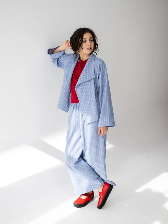 Jasnoniebieskie kimono Lucia w pionowy prążek, o luźnym fasonie i szerokim kołnierzu.