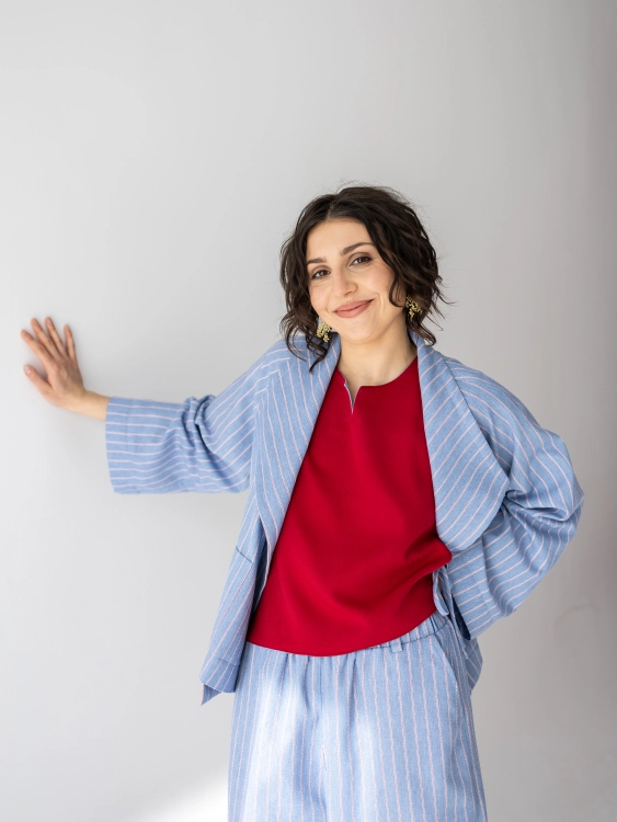 Jasnoniebieskie kimono Lucia w pionowy prążek, o luźnym fasonie i szerokim kołnierzu.