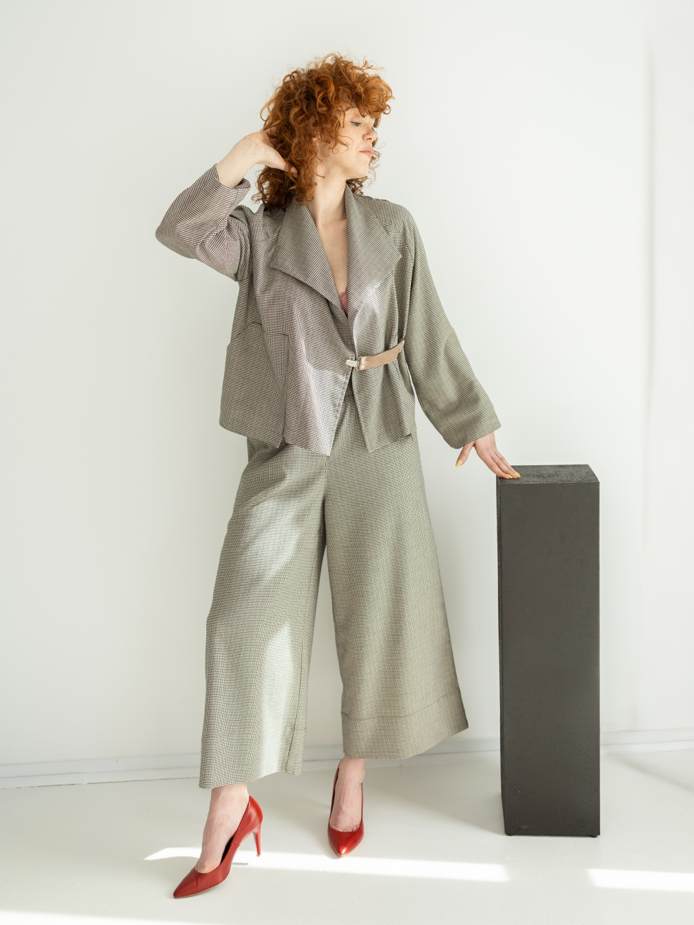 Brązowe kuloty Caterina w drobną pepitkę, z wysokim stanem i szeroką nogawką.