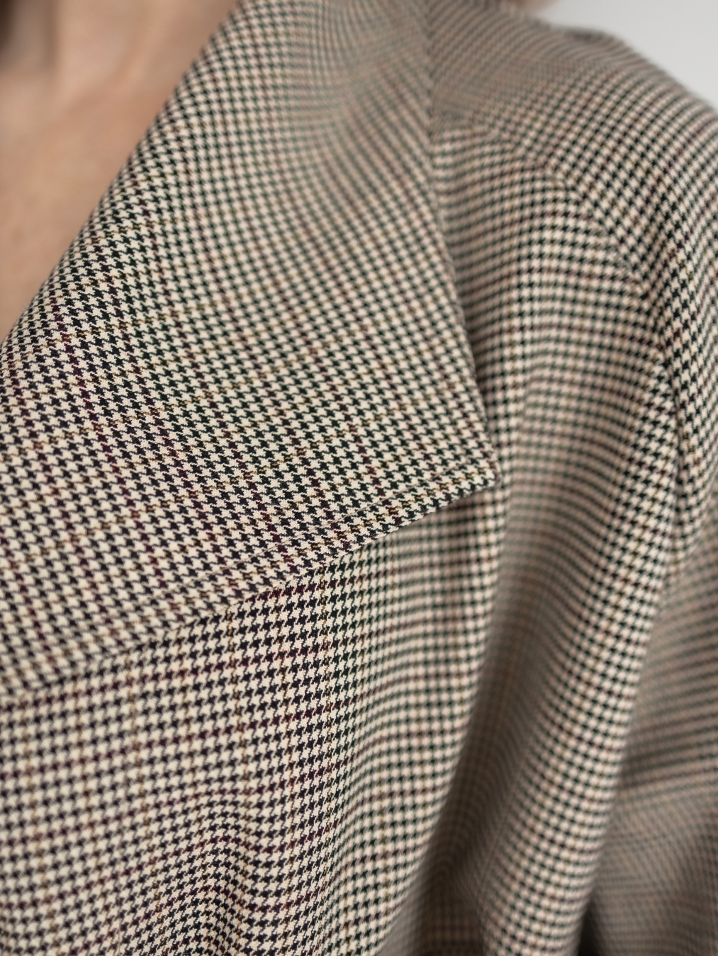 Brązowe kimono Caterina w drobną pepitkę, o luźnym fasonie i szerokim kołnierzu.