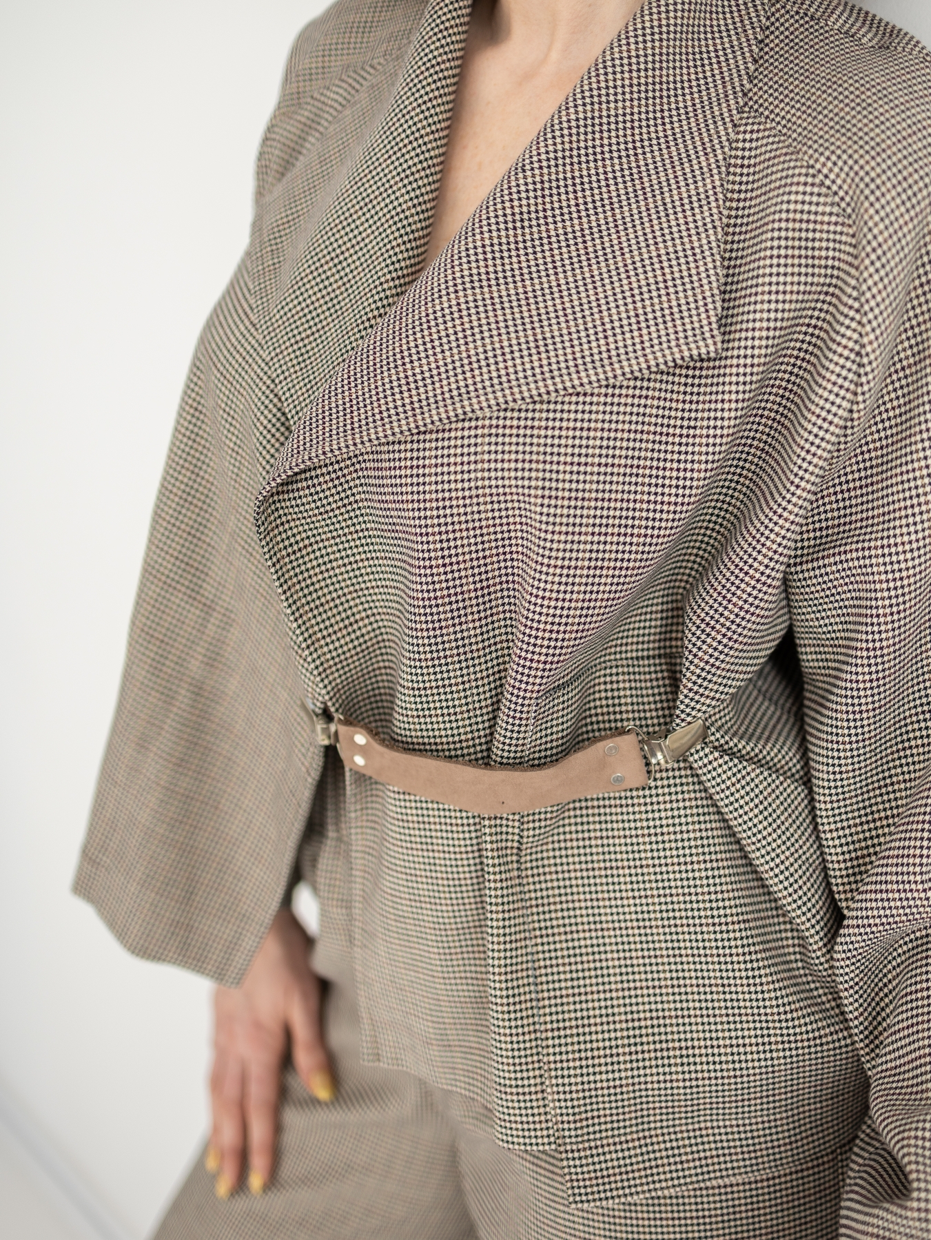 Brązowe kimono Caterina w drobną pepitkę, o luźnym fasonie i szerokim kołnierzu.