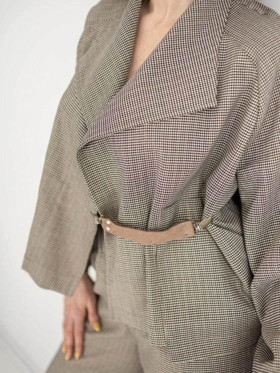 Brązowe kimono Caterina w drobną pepitkę, o luźnym fasonie i szerokim kołnierzu.