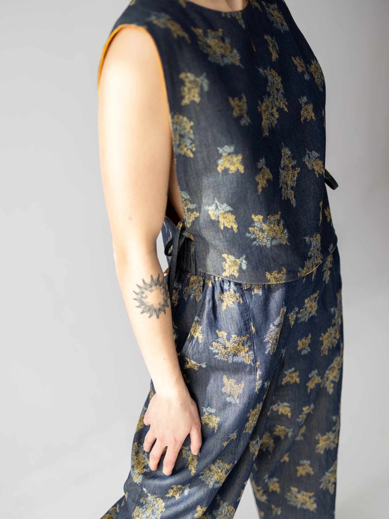 Modelka w spodniach balloon z cienkiego jeansu w kwiatowy wzór