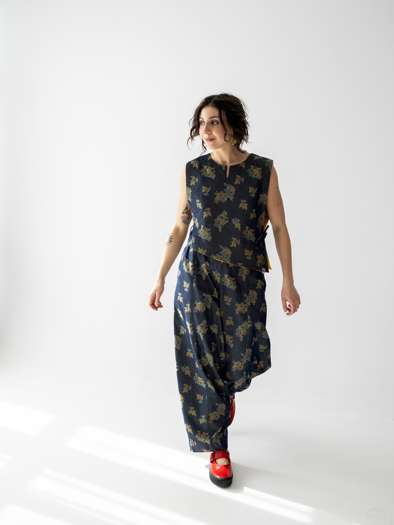 Modelka w spodniach balloon z cienkiego jeansu w kwiatowy wzór