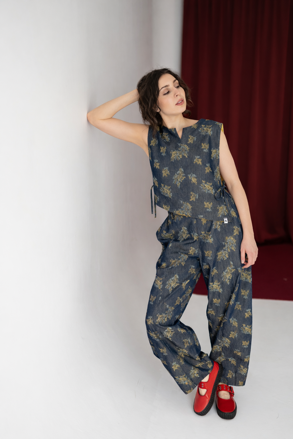 Modelka w spodniach balloon z cienkiego jeansu w kwiatowy wzór