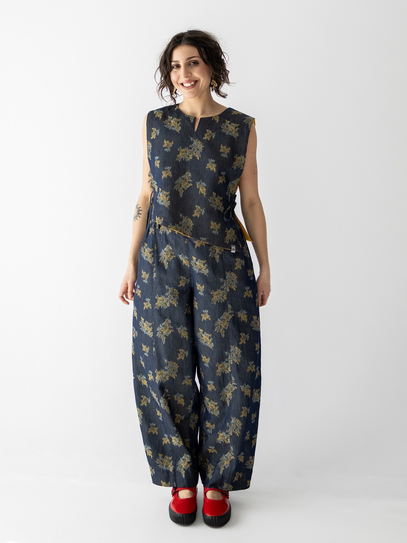 Modelka w spodniach balloon z cienkiego jeansu w kwiatowy wzór