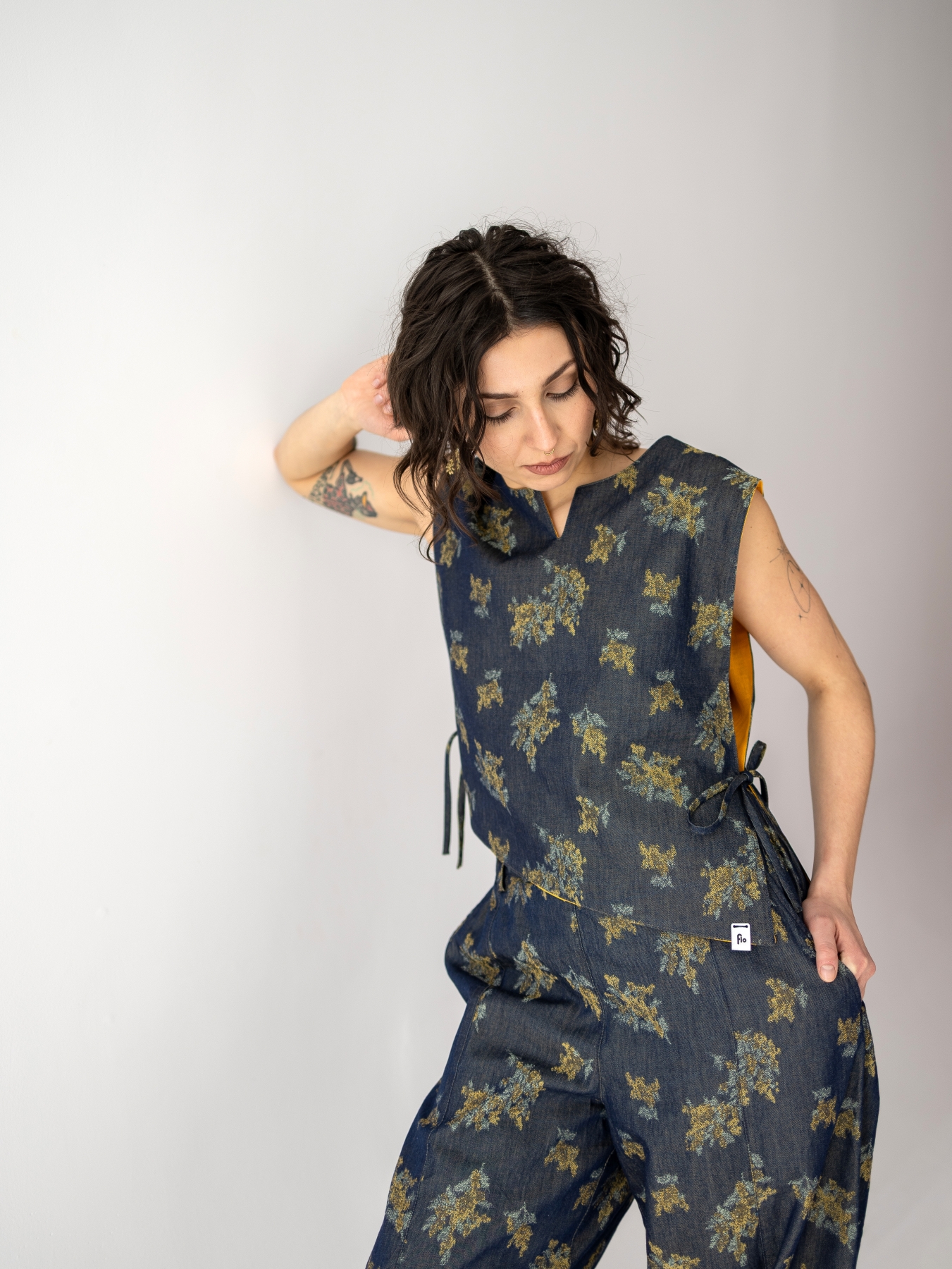 Modelka w dwustronnej kamizelce z lnu i cienkiego jeansu w kwiaty