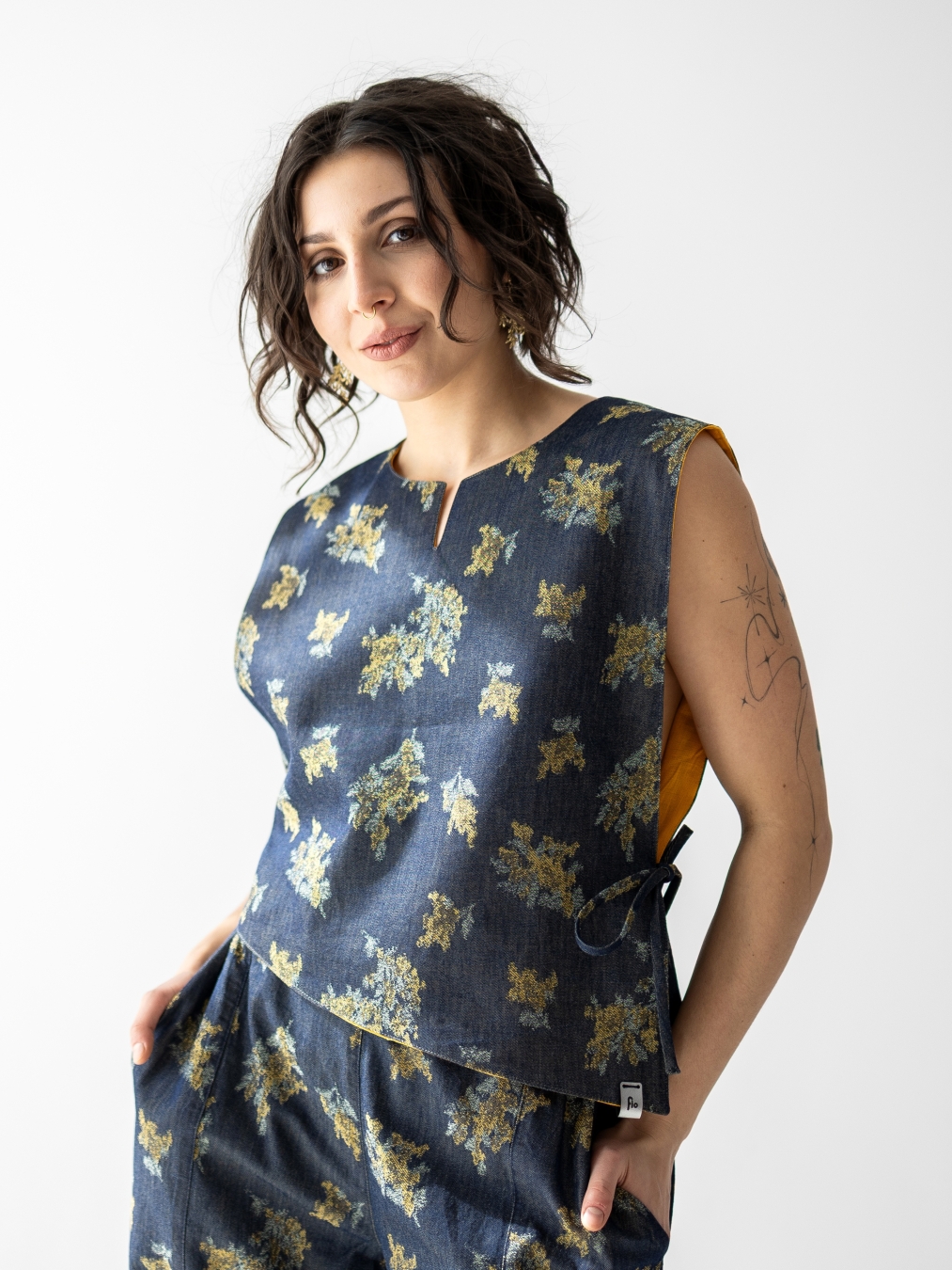 Modelka w dwustronnej kamizelce z lnu i cienkiego jeansu w kwiaty