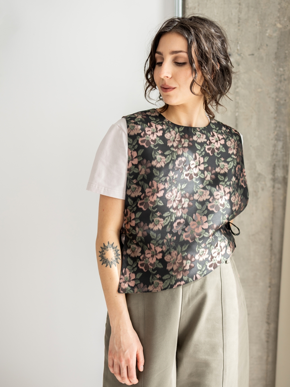 Damska kamizelka żakardowa w kwiaty