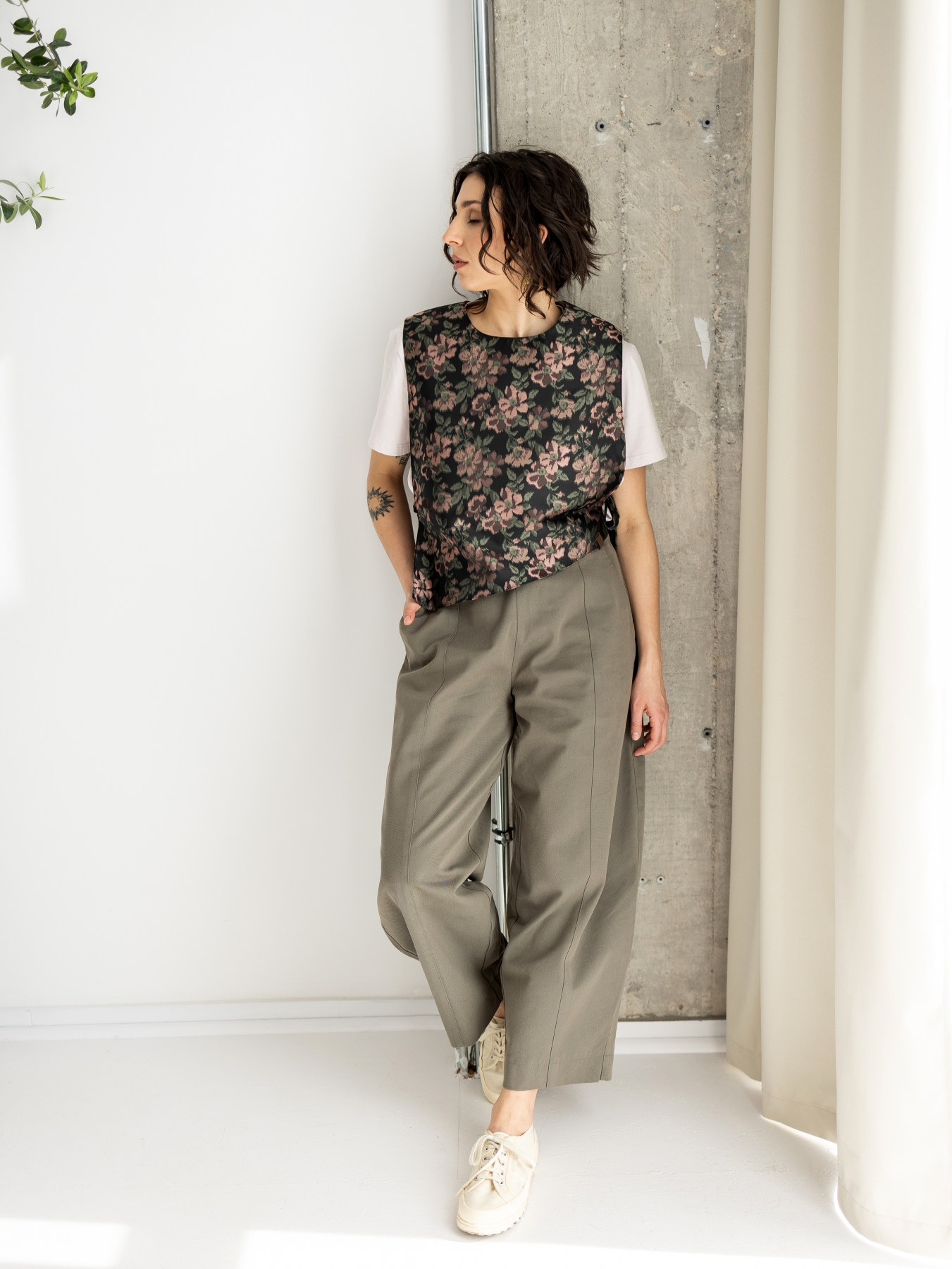 Modelka w spodniach Balloon Olive – krój balloon, oliwkowy kolor, pełna sylwetka