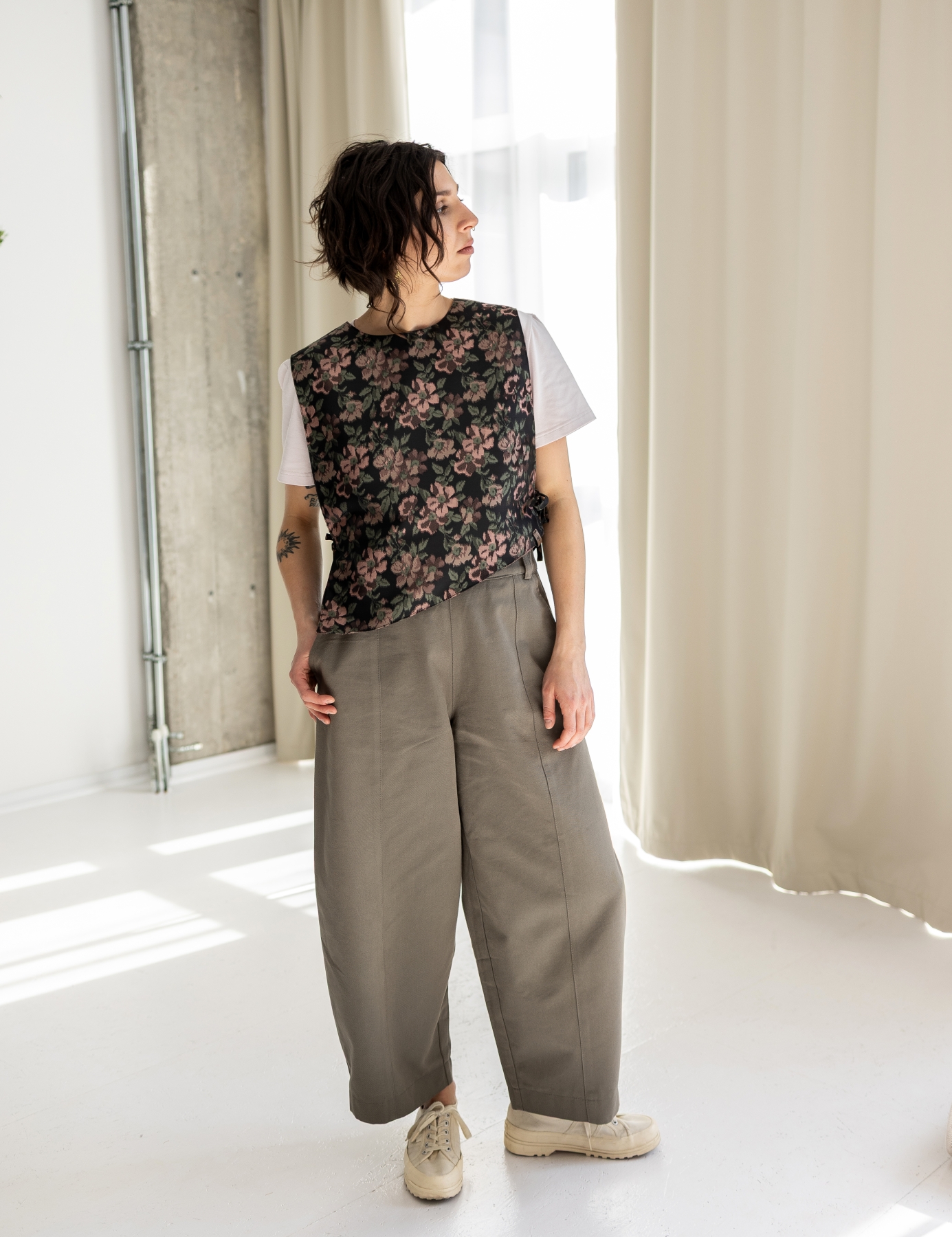 Modelka w spodniach Balloon Olive – krój balloon, oliwkowy kolor, pełna sylwetka