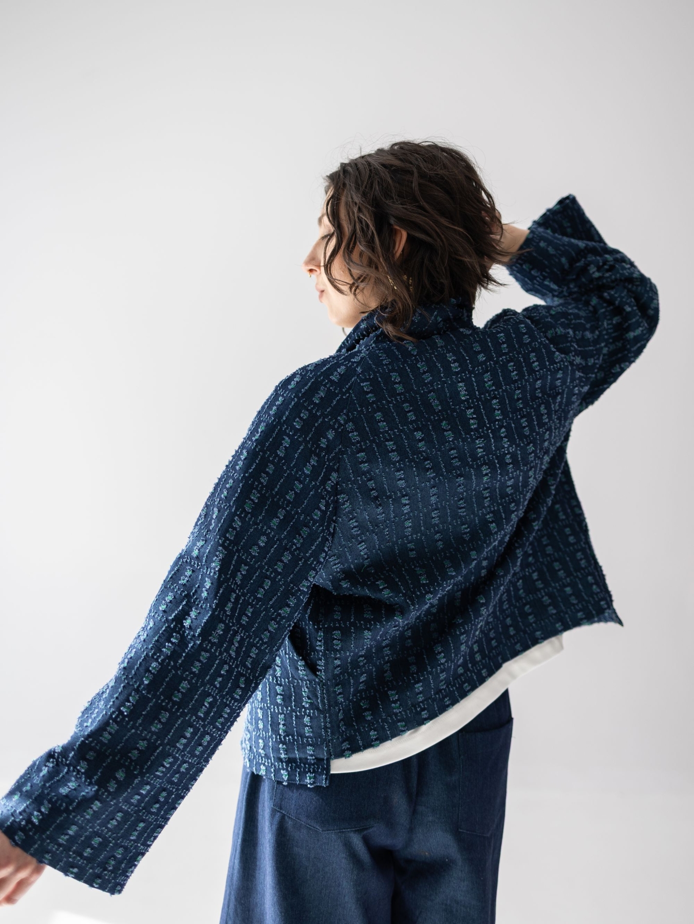 Kimono damskie jeansowe Livia to nowoczesny model o luźnym kroju, wykonany z elastycznej tkaniny (92% bawełna, 8% elastan