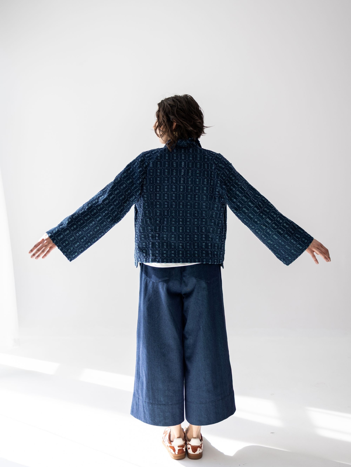 Kimono damskie jeansowe Livia to nowoczesny model o luźnym kroju, wykonany z elastycznej tkaniny (92% bawełna, 8% elastan