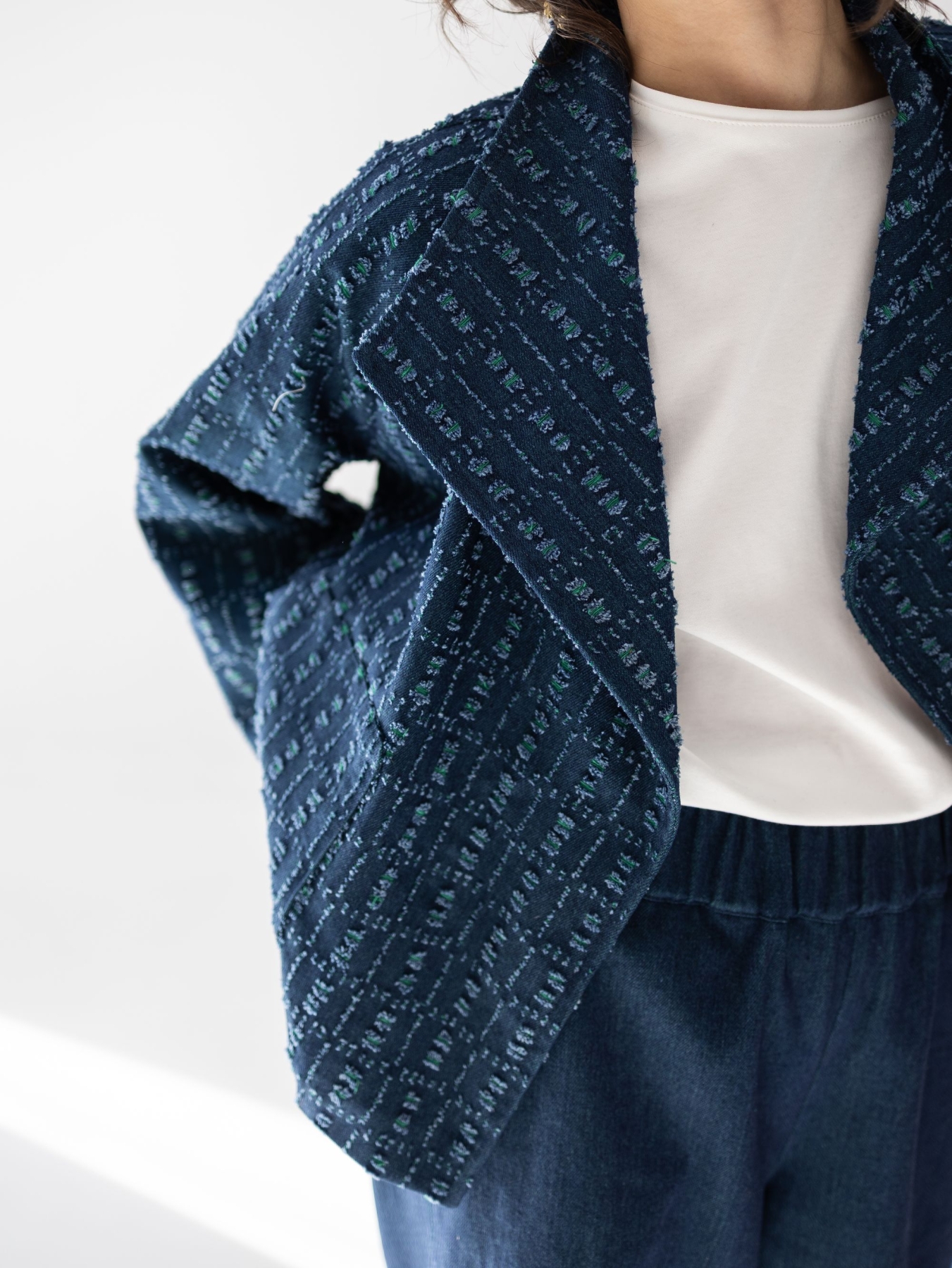 Kimono damskie jeansowe Livia to nowoczesny model o luźnym kroju, wykonany z elastycznej tkaniny (92% bawełna, 8% elastan