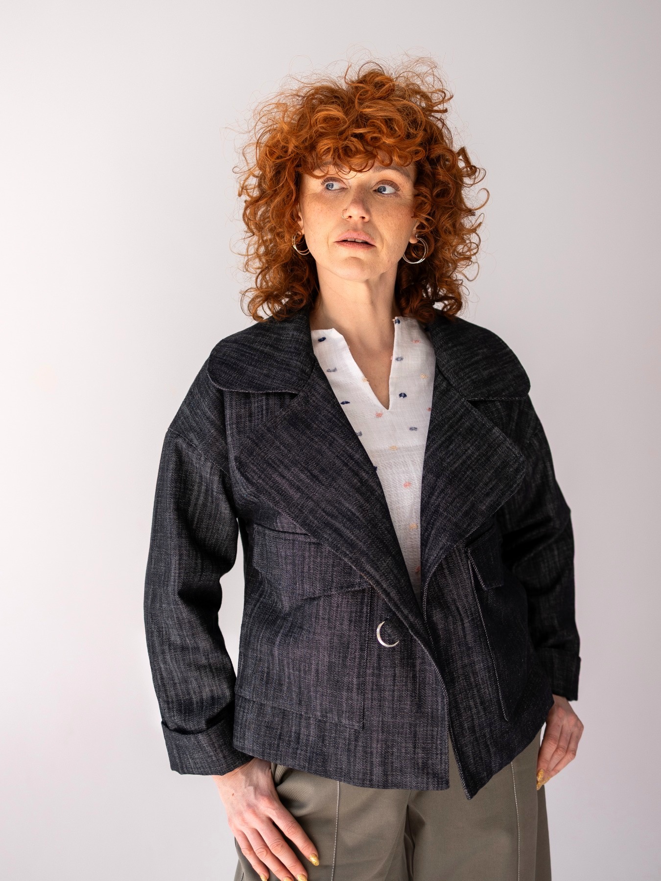 Damska kurtka jeansowa Valentina Vanita z 100% bawełny i szerokim kołnierzem na modelce.