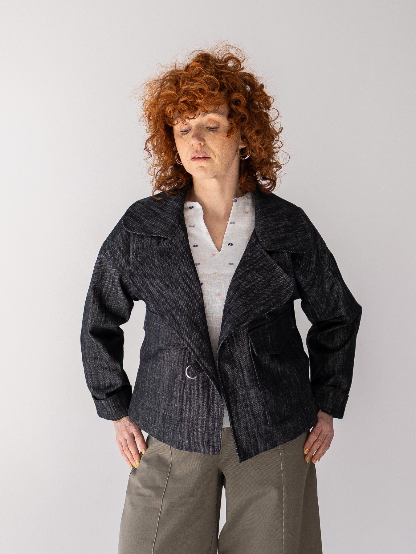 Damska kurtka jeansowa Valentina Vanita z 100% bawełny i szerokim kołnierzem na modelce.