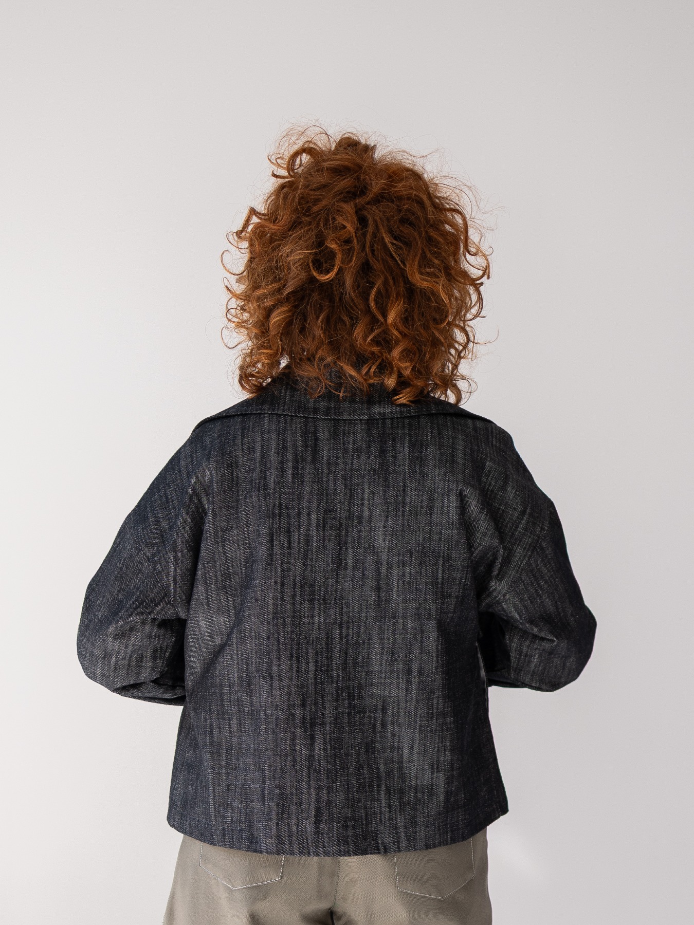 Damska kurtka jeansowa Valentina Vanita z 100% bawełny i szerokim kołnierzem na modelce.